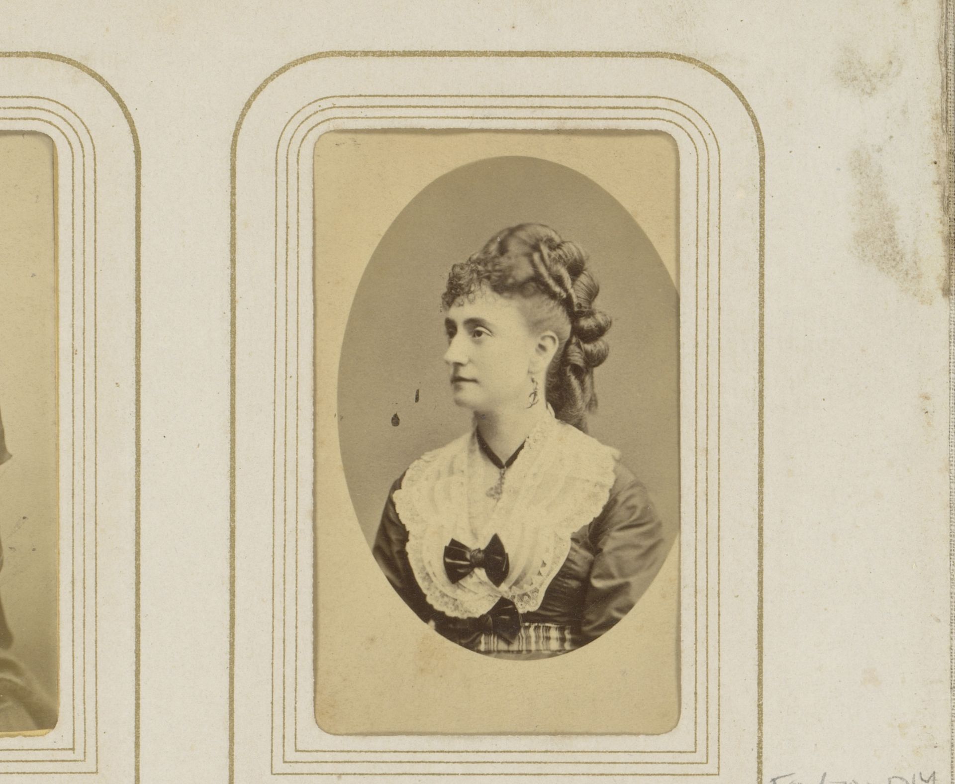 Portret van een vrouw by Anatole Pougnet