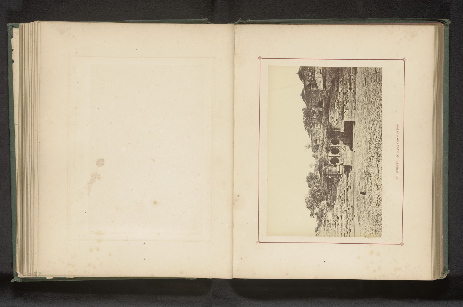 Sluis voor het waterbassin op Sarkhej Roza bij Ahmedabad by Thomas Biggs