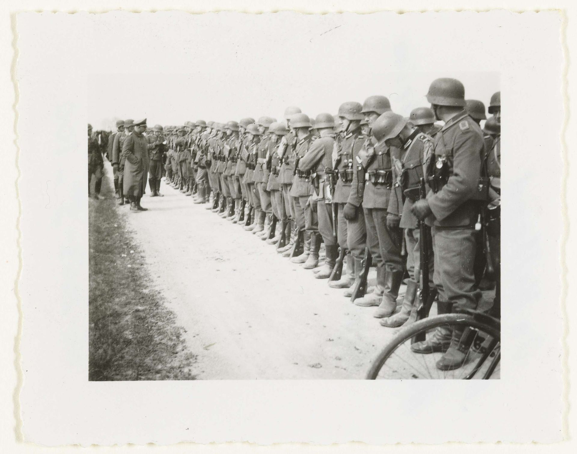 Colonne Duitse soldaten op appel by Anonymous