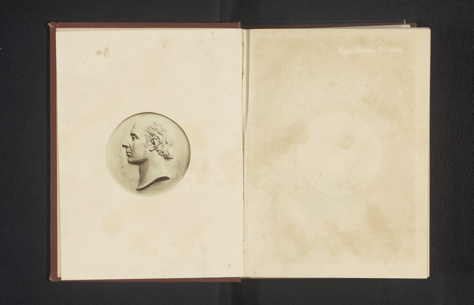 Medaillon met een portret van Musgrave Watson by Anonymous