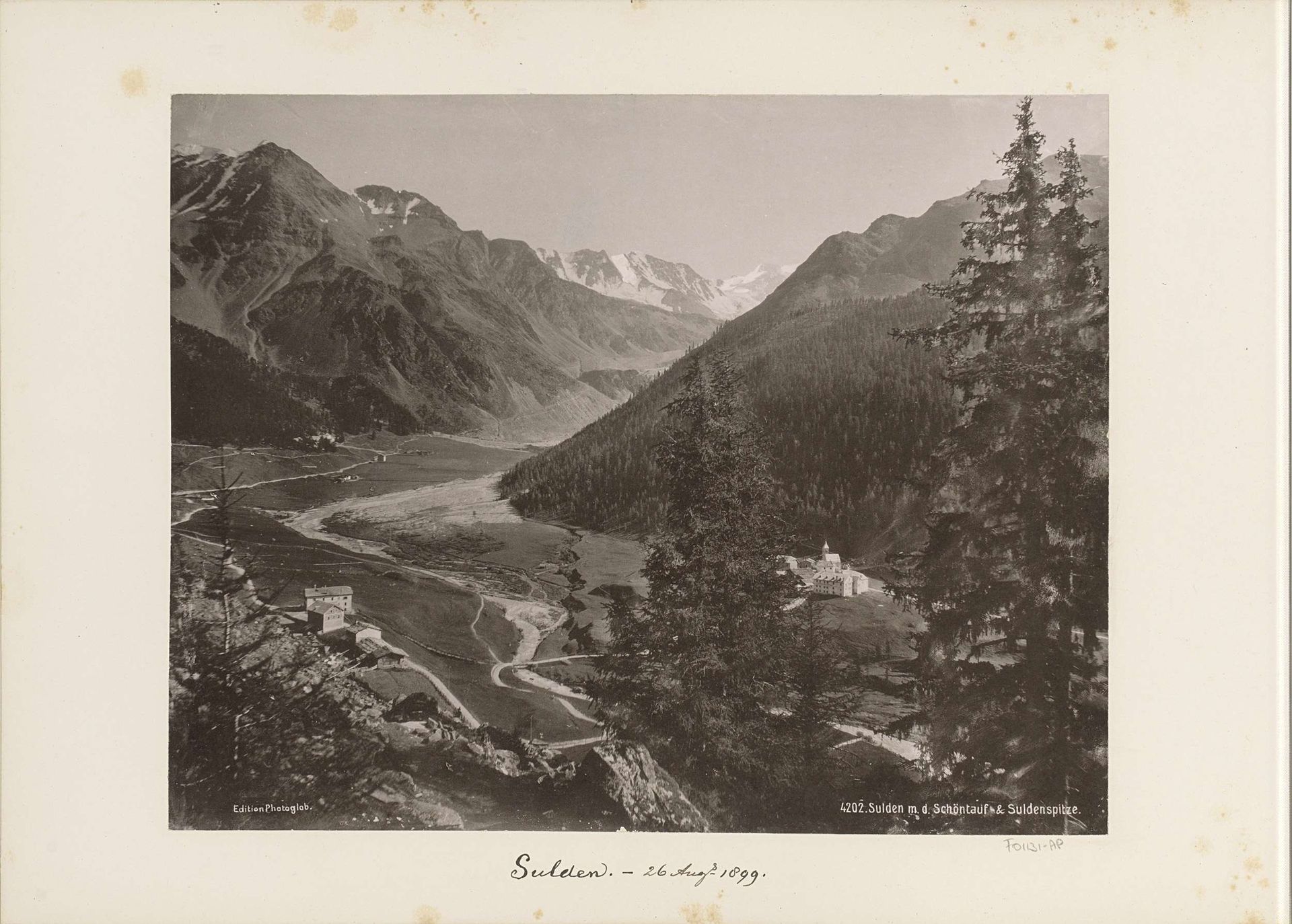 Gezicht op Sulden met de Schöntauf en de Suldenspitze by Photoglob & Co.