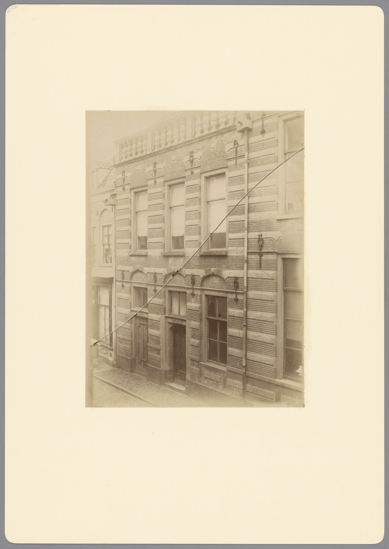 Zijaanzicht van het stadhuis van Hattem by anoniem (Monumentenzorg)