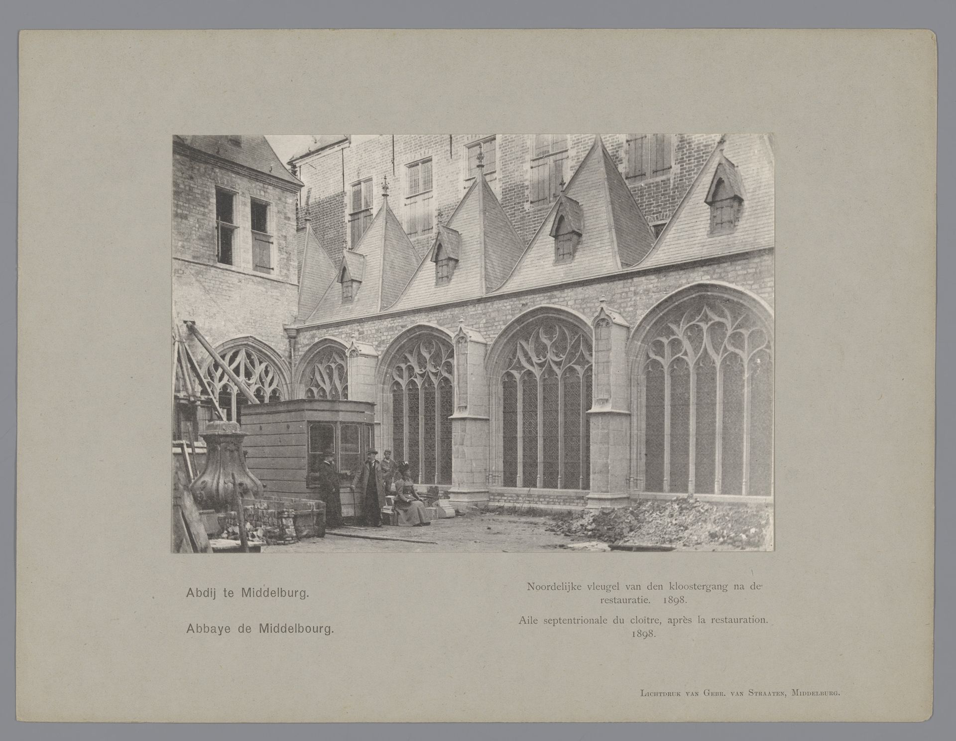 Gezicht op de noordelijke vleugel van de kloostergang van de Abdij te Middelburg by Gebroeders van Straaten