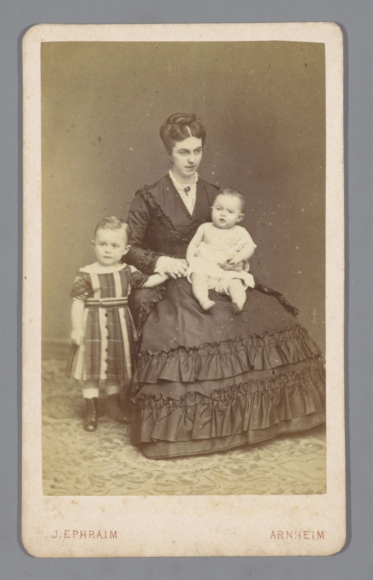 Portret van een moeder met twee kinderen by Johannes Ephraim