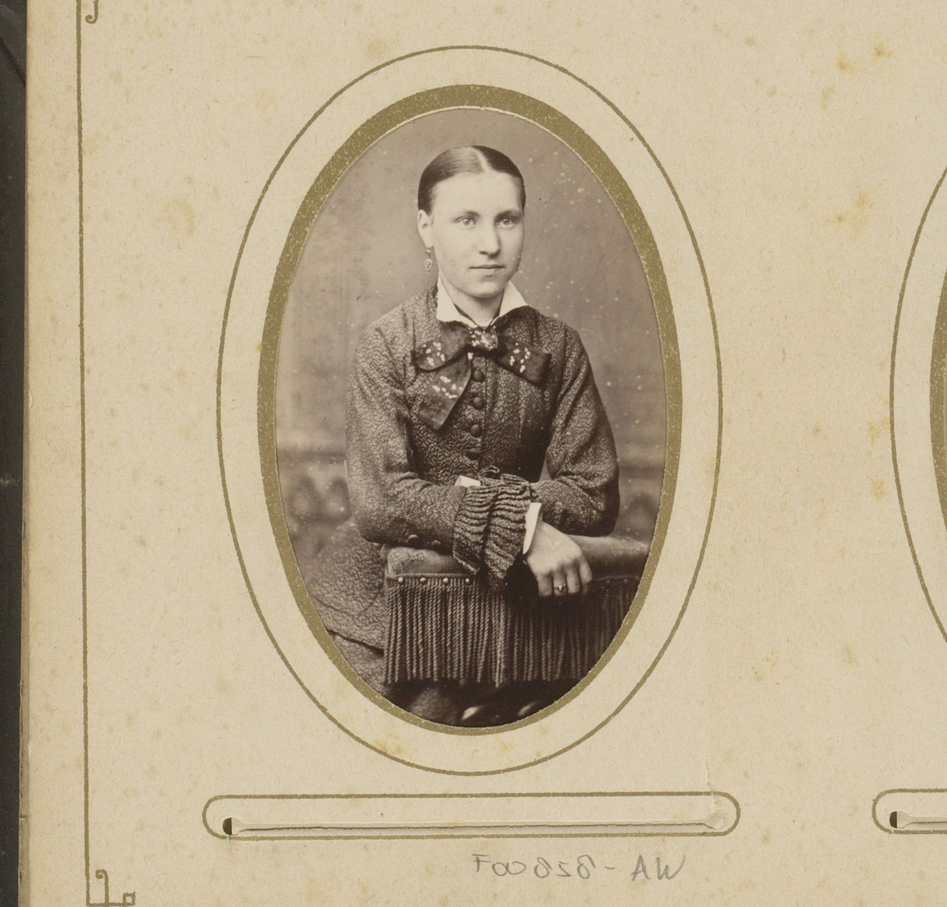 Portret van een jonge vrouw leunend op een stoel by P. Vlaanderen & C. van der Aa