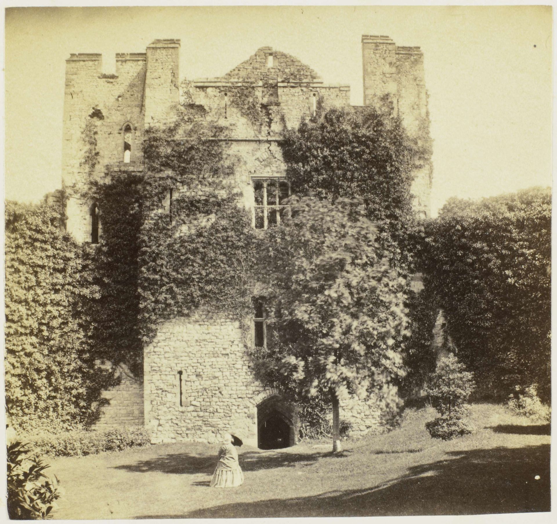 Gezicht op Marten's Tower van Chepstow Castle by Francis Bedford