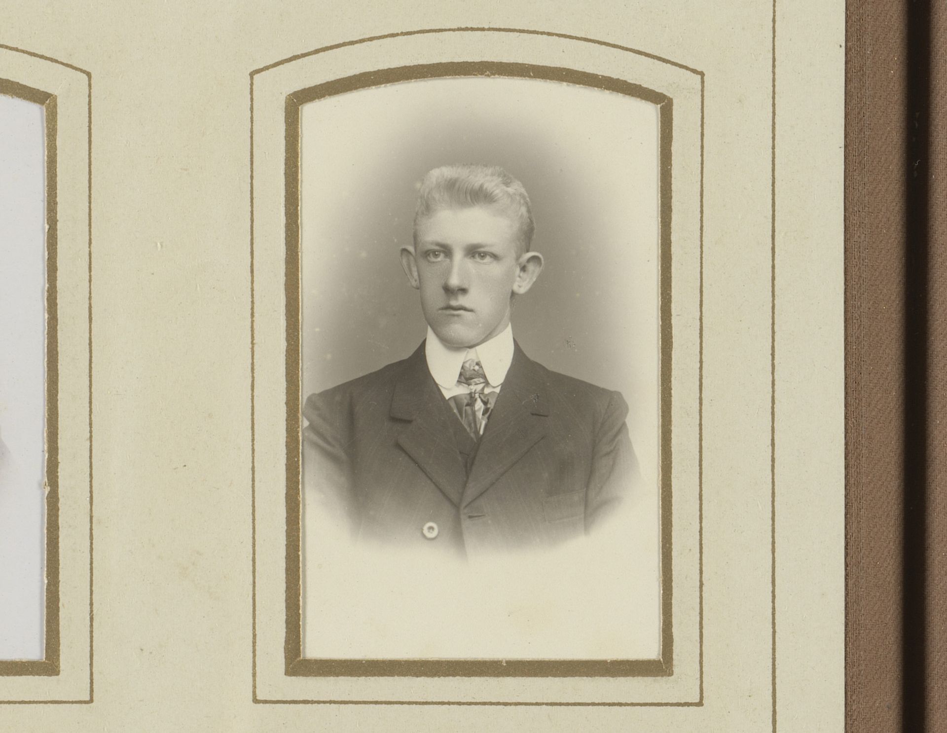 Portret van een jonge man by E. van der Aa