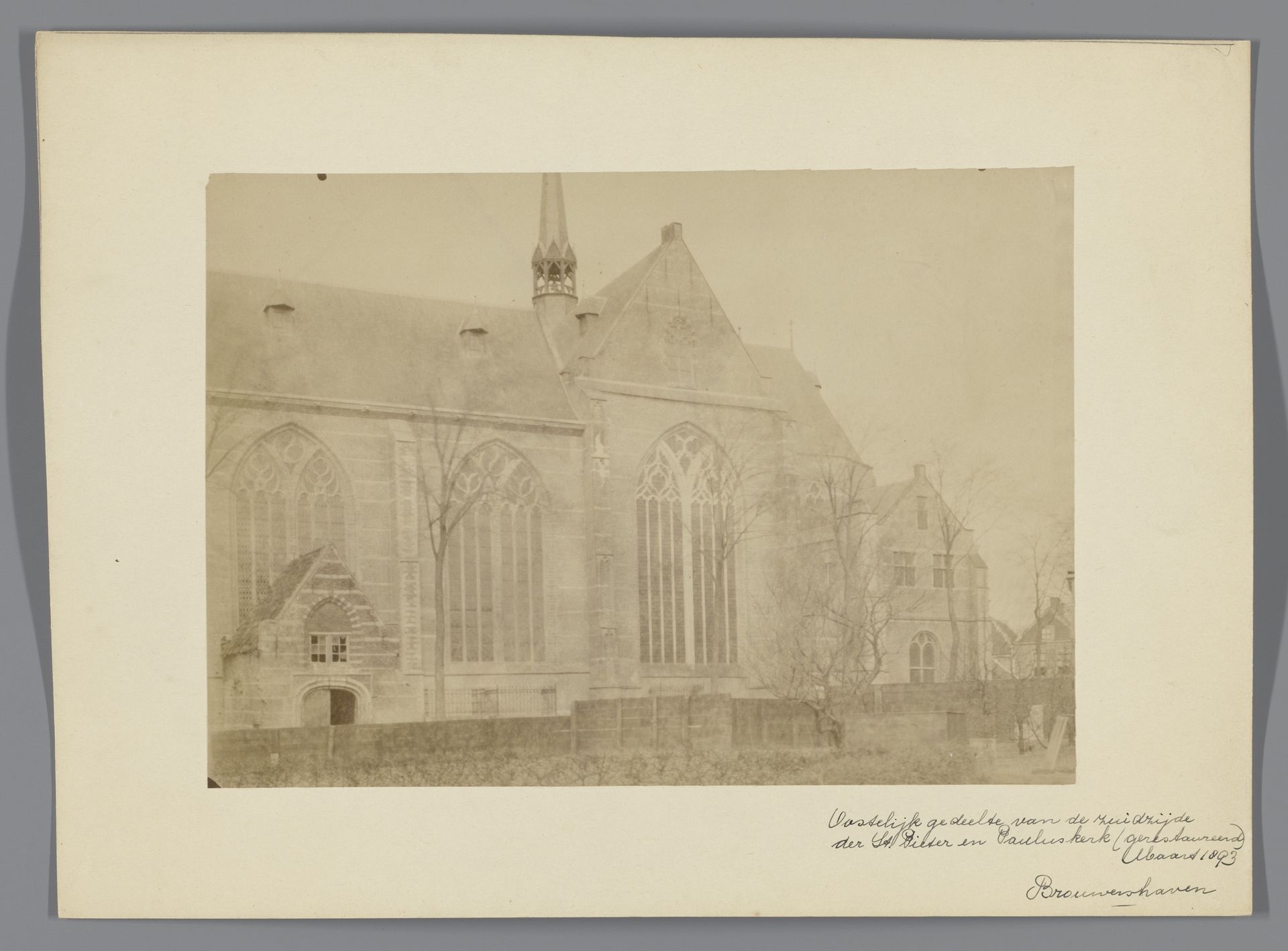 Zuidzijde van de Grote of Sint Nicolaaskerk te Brouwershaven by anoniem (Monumentenzorg)