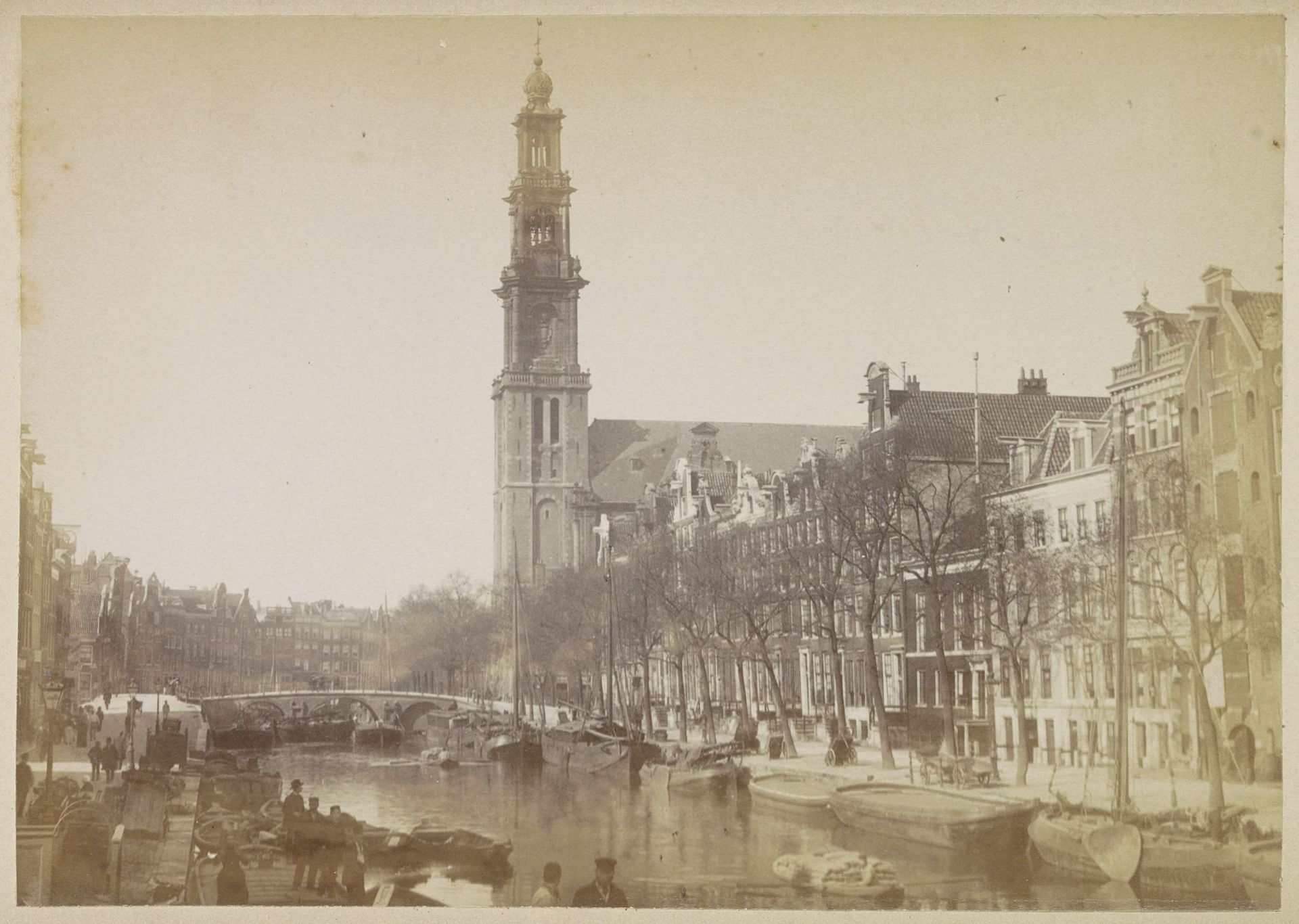 Gezicht op de Prinsengracht met de Westertoren by Andries Jager
