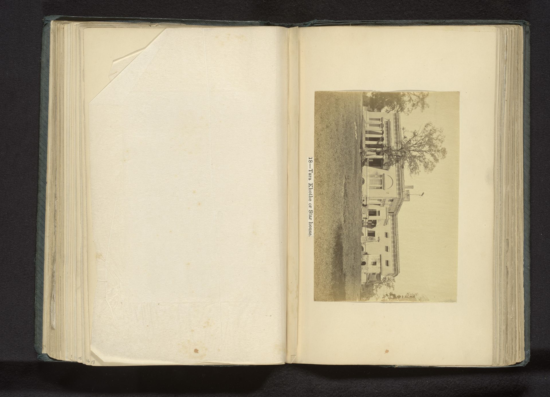 Gezicht op een huis in Lucknow by Darogha Ubbas Alli