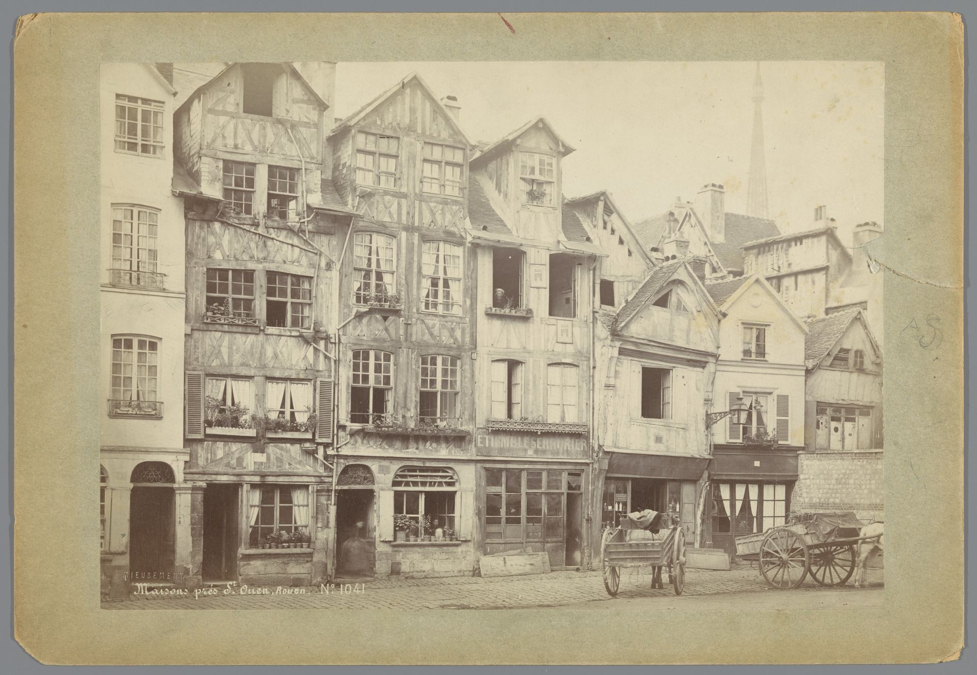 Straatgezicht te Rouen met vakwerkhuizen en twee paardenkarren by Médéric Mieusement