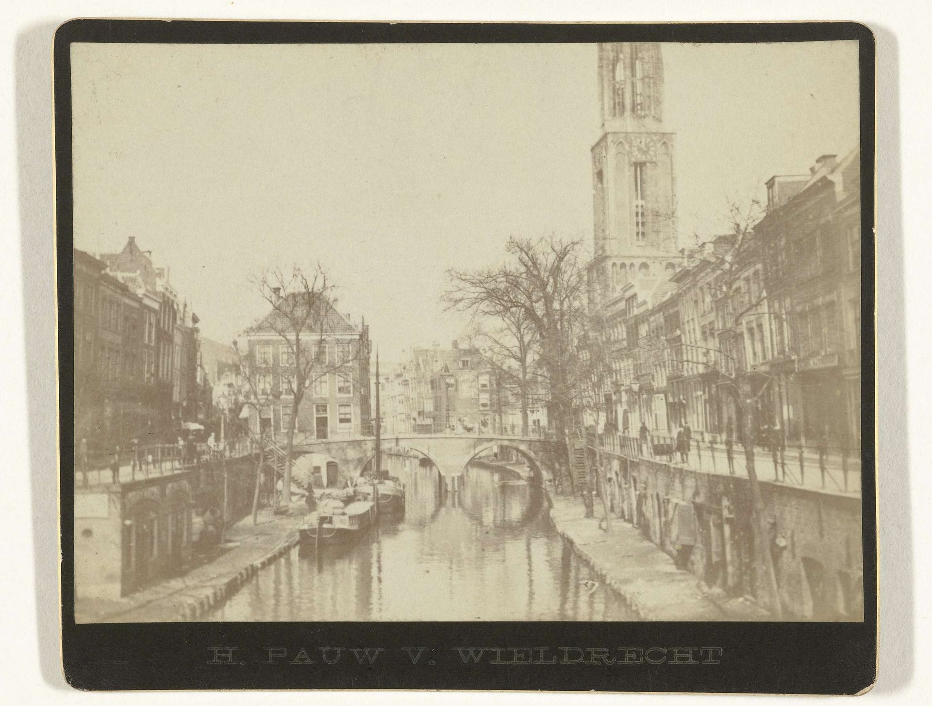 Gezicht over de Oude Gracht te Utrecht, met de Domtoren op de achtergrond by Henry Pauw van Wieldrecht