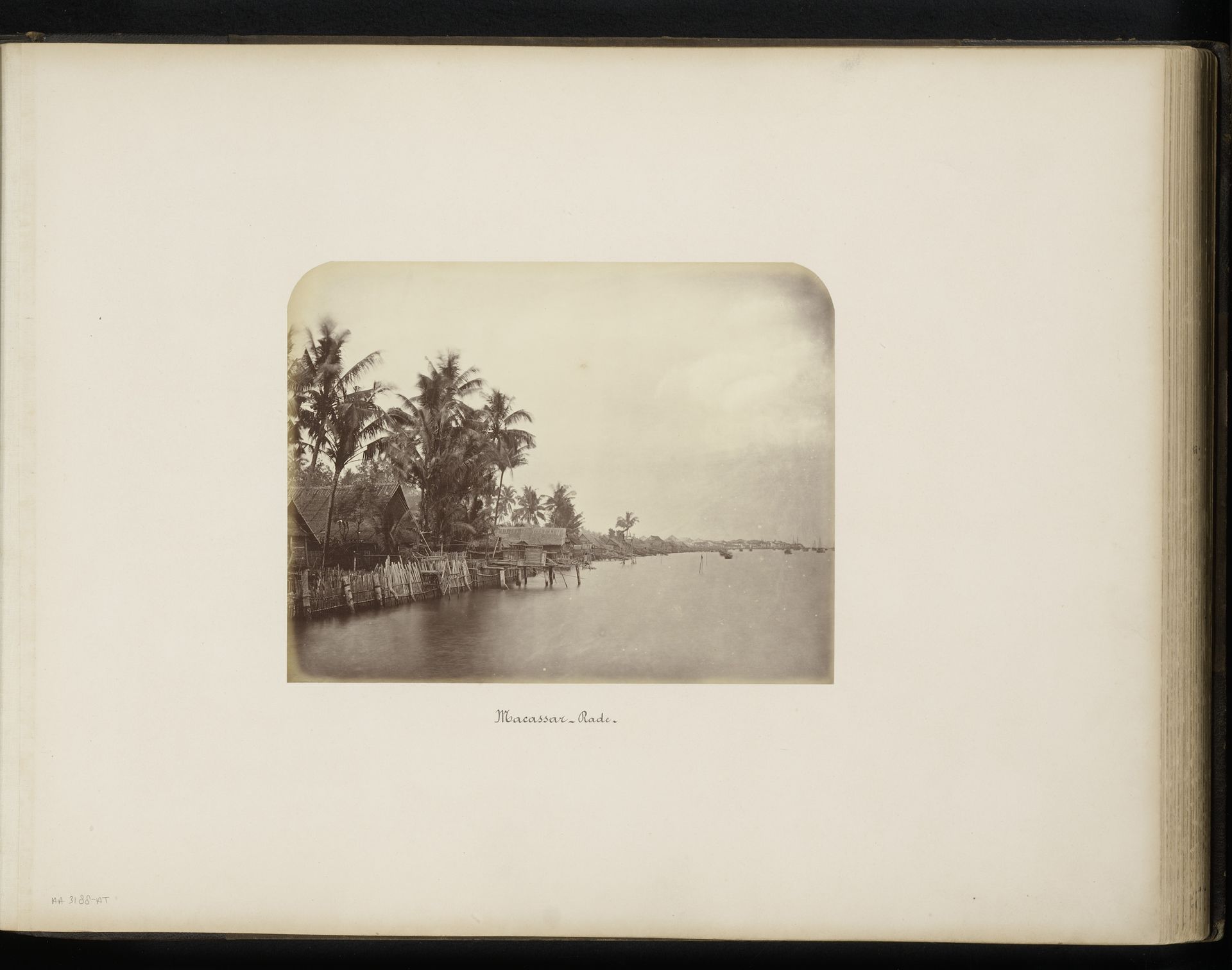 Gezicht op de kust bij Makassar by Woodbury & Page