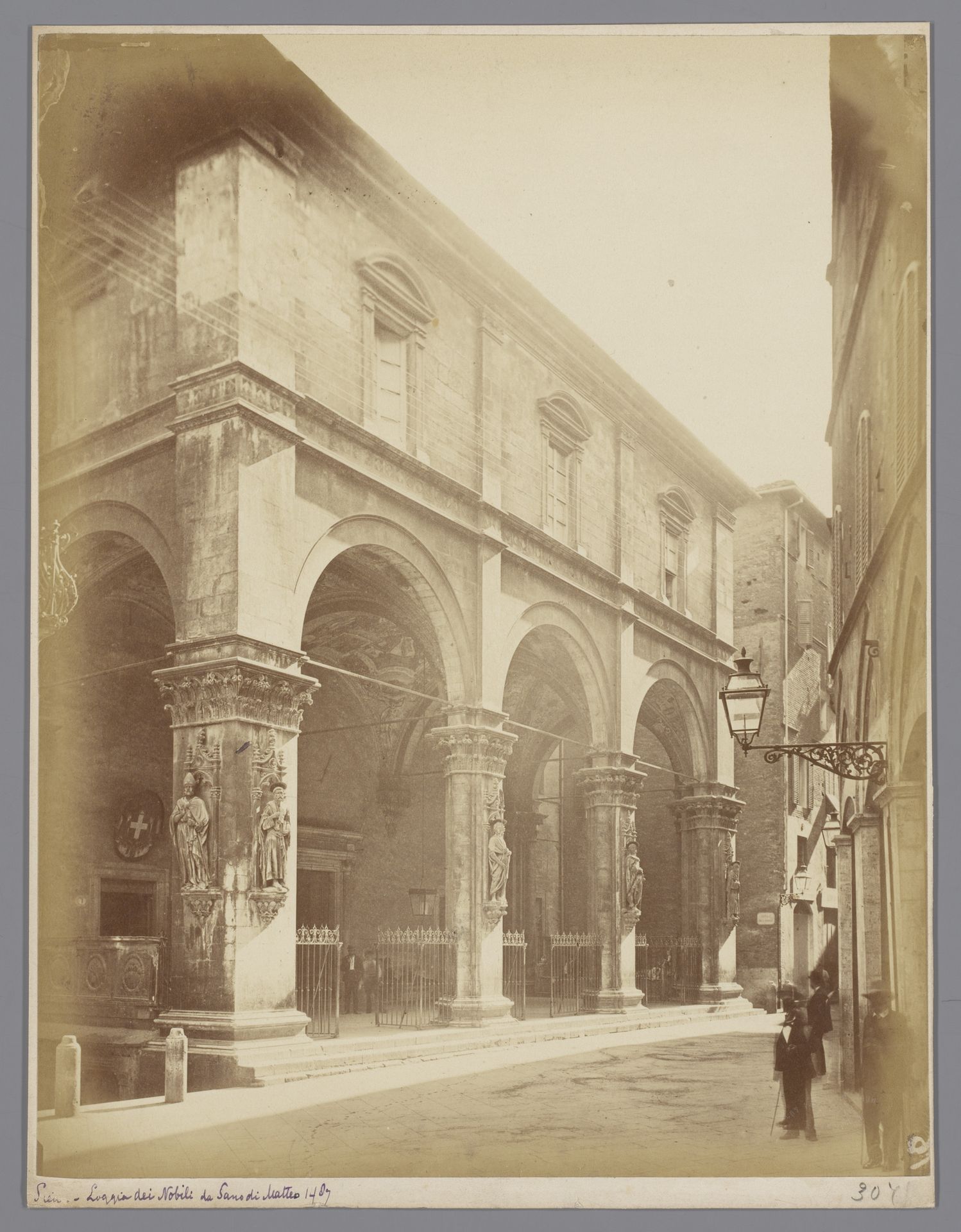 Loggia della Mercanzia te Siena, Italië by Paolo Lombardi