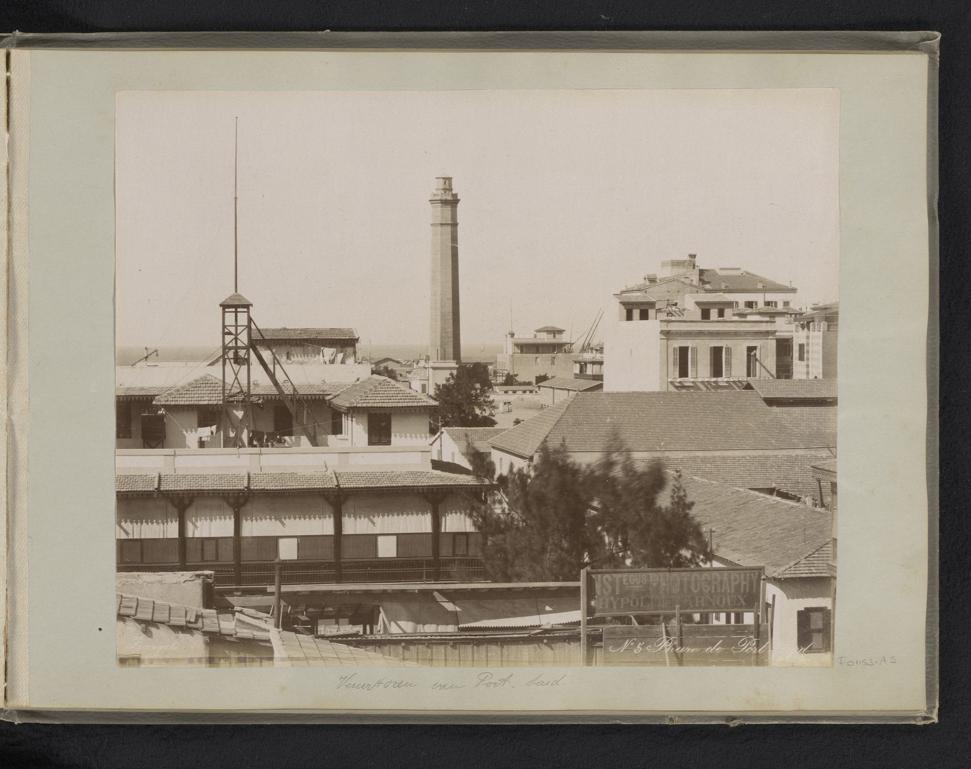 Stadsgezicht met de vuurtoren van Port Said by C. & G. Zangaki