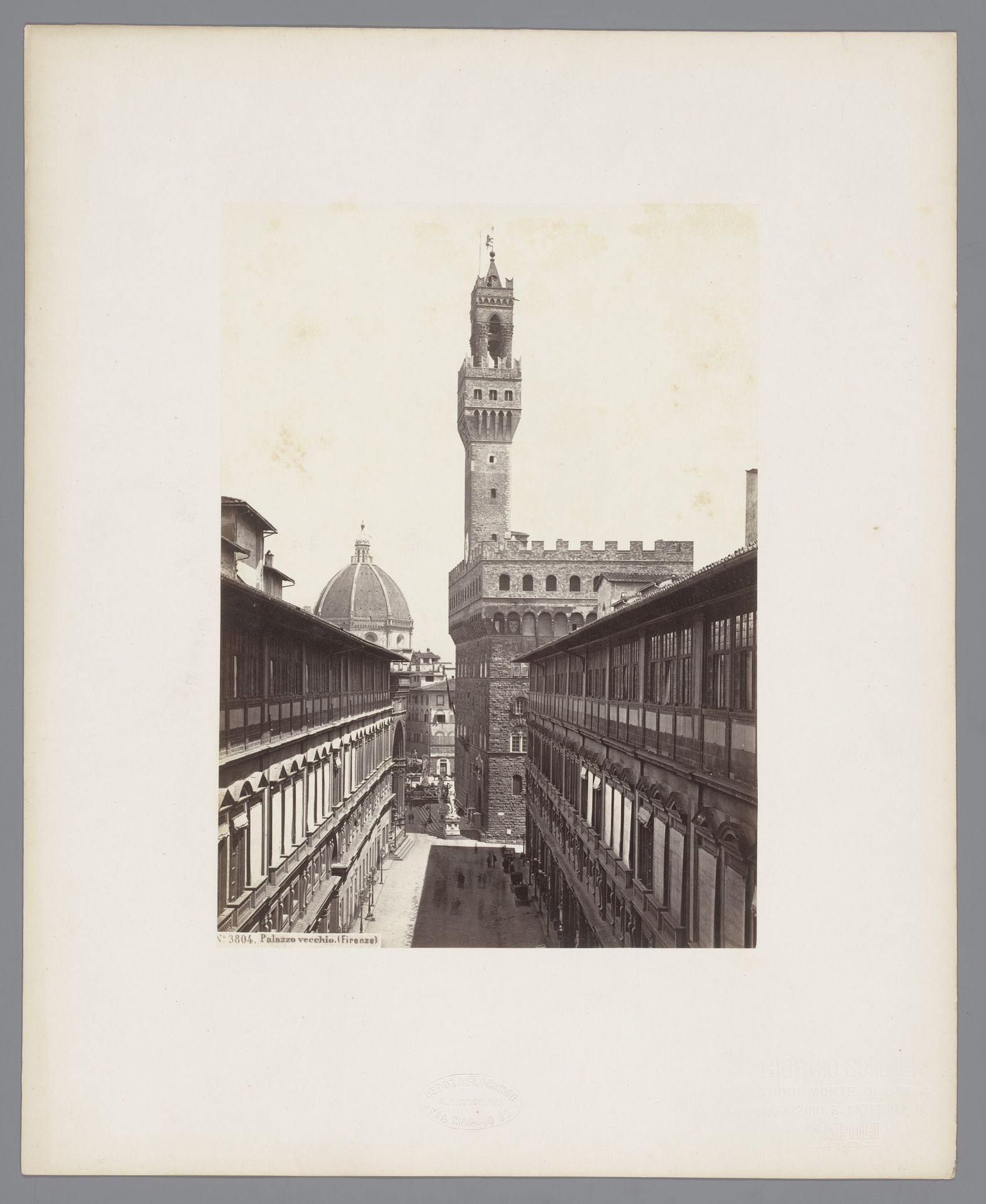 Gezicht op de Galleria degli Uffizi, het Palazzo Vecchio en de Dom te Florence, Italië by Giorgio Sommer