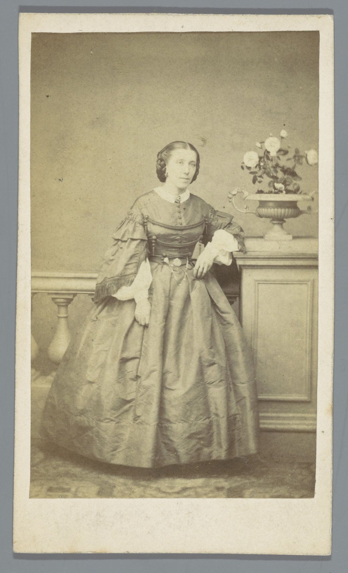 Portret van een onbekende vrouw by Adolphe Anjoux