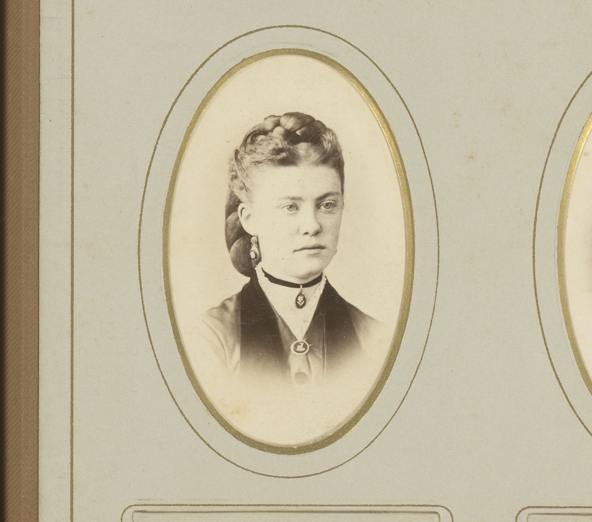 Portret van een vrouw met halsketting en vlecht in het haar by Palmer Descamps