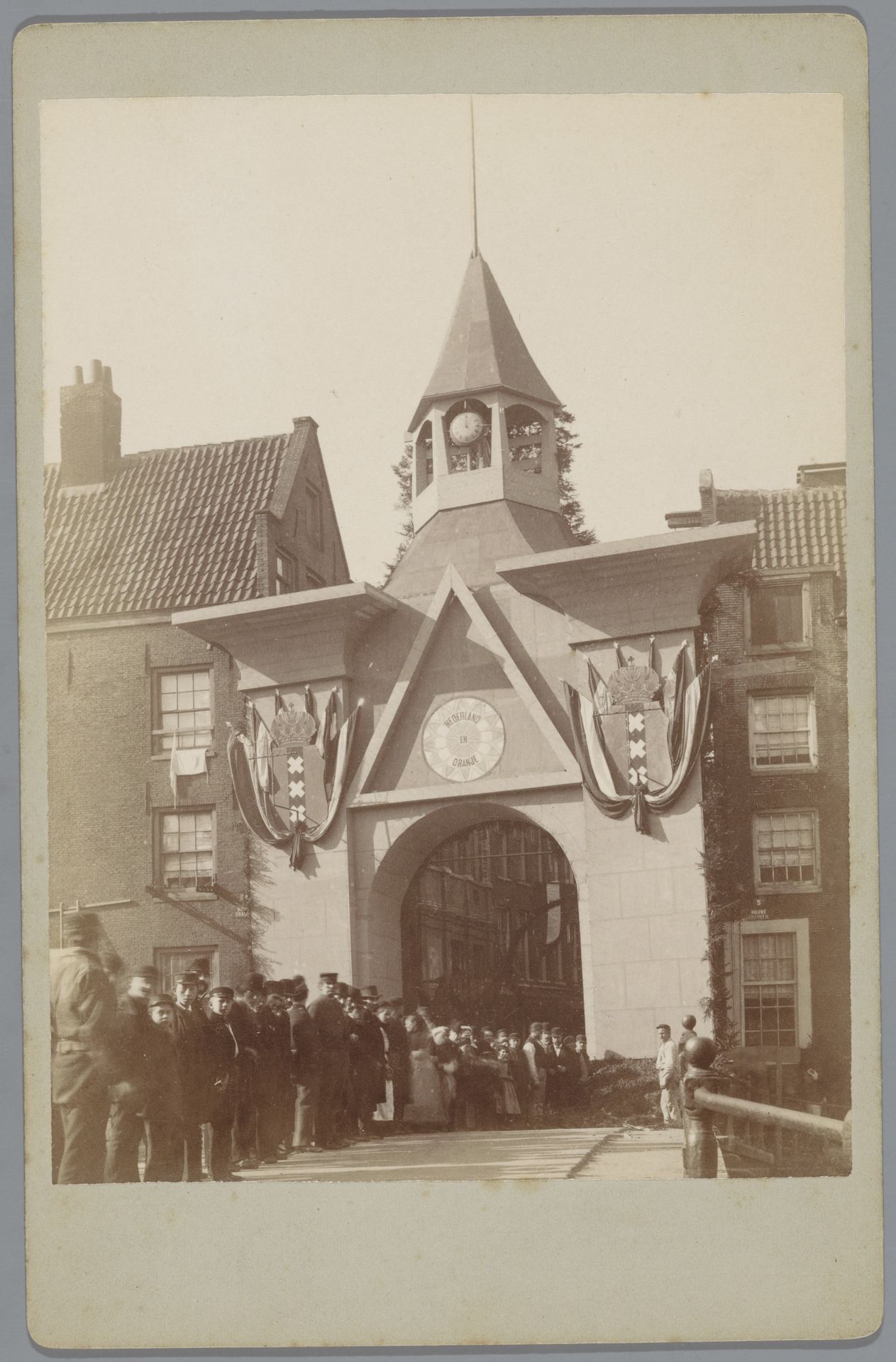 Gezicht op de poort bij de ingang van de Valkenburgerstraat te Amsterdam by Henri Frederic Oelrichs
