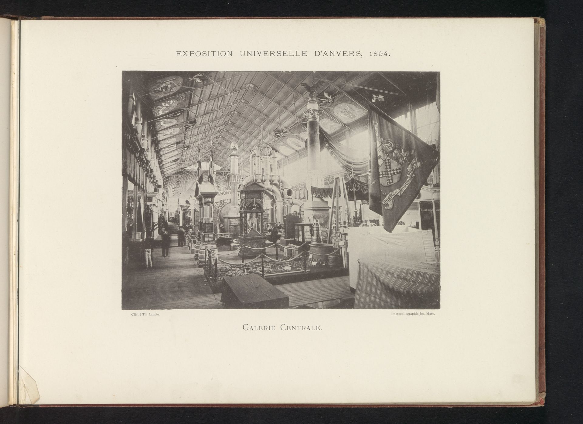 Gezicht op de centrale hal van de wereldtentoonstelling te Antwerpen by Th. Lantin