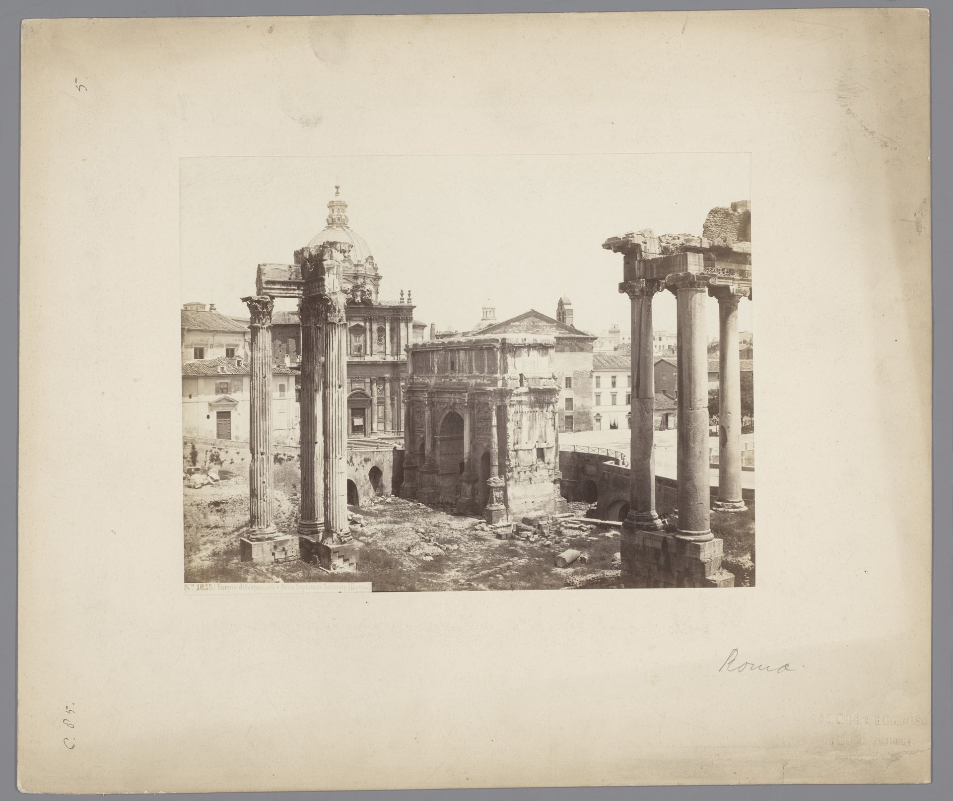 Ruïne van de tempel van Vespasianus en de triomfboog van Septimus Severus te Rome, Italië by Sommer & Behles