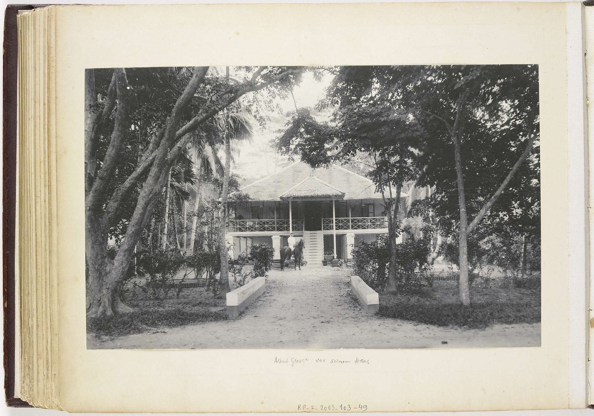 Portret van van Albert Glaser voor zijn huis, Langkat Sumatra by Carl J. Kleingrothe