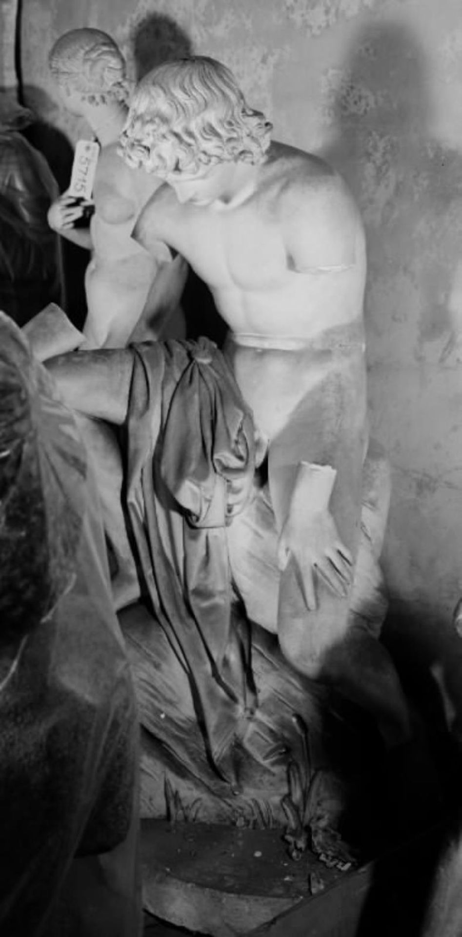 Narcissus, der spejler sig i vandet, siddende på en klippeblok by Lauritz Prior