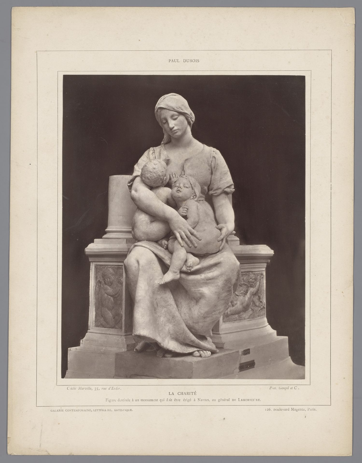 Sculptuur La Charité van Paul Dubois, Frans beeldhouwer, 1829-1905 by Charles Marville