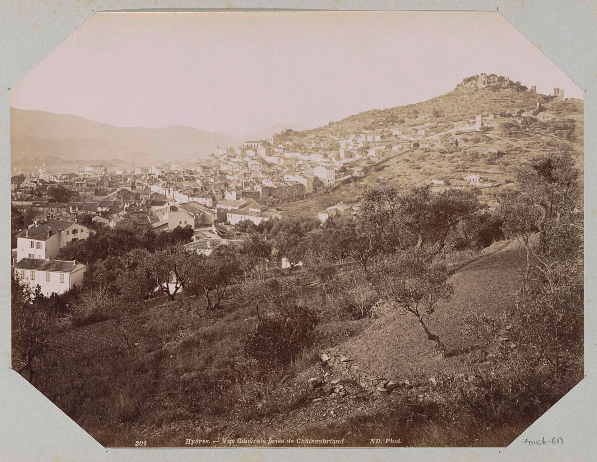 Gezicht op Hyères by Étienne Neurdein