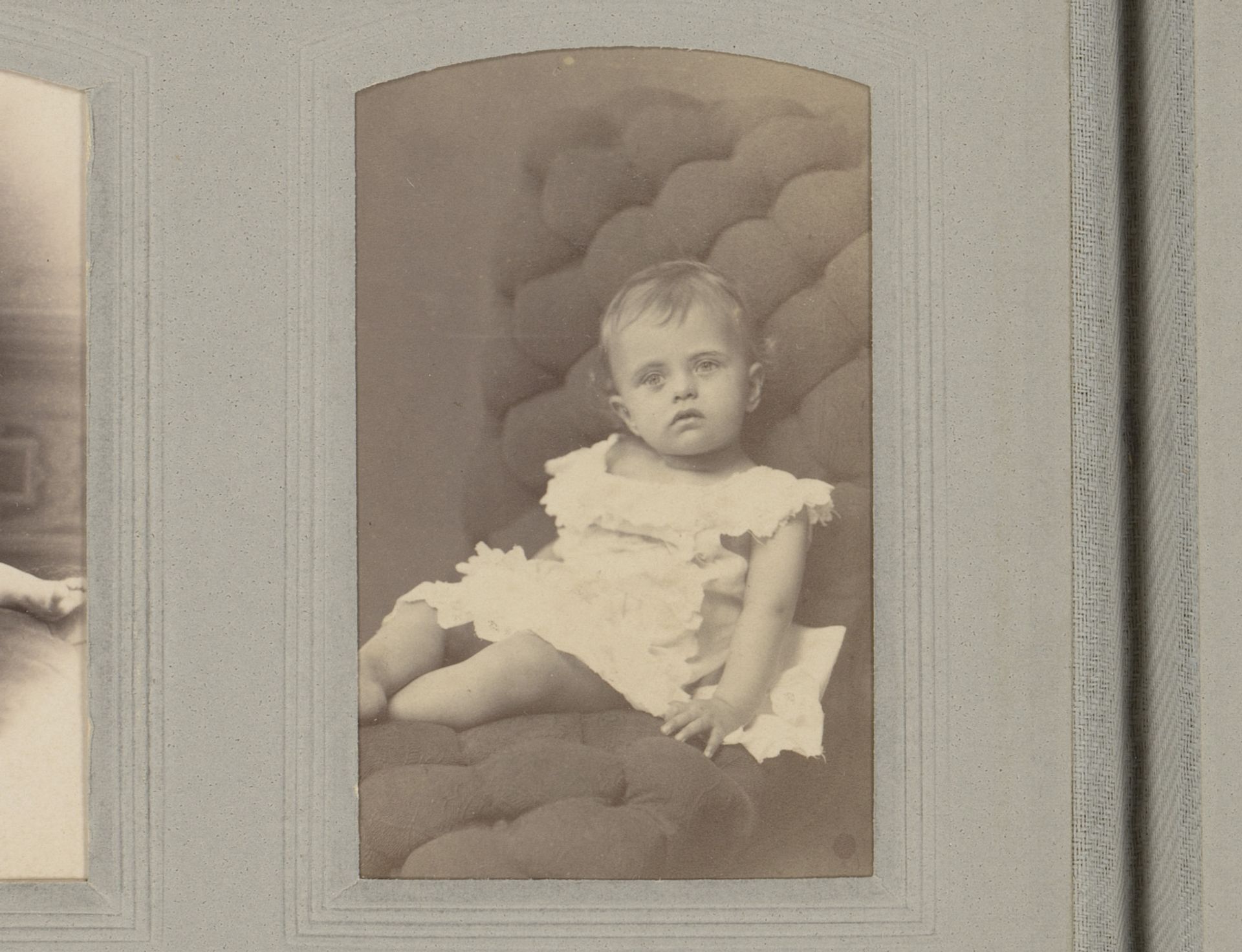 Portret van een zittend meisje in witte jurk by Axel Rydin