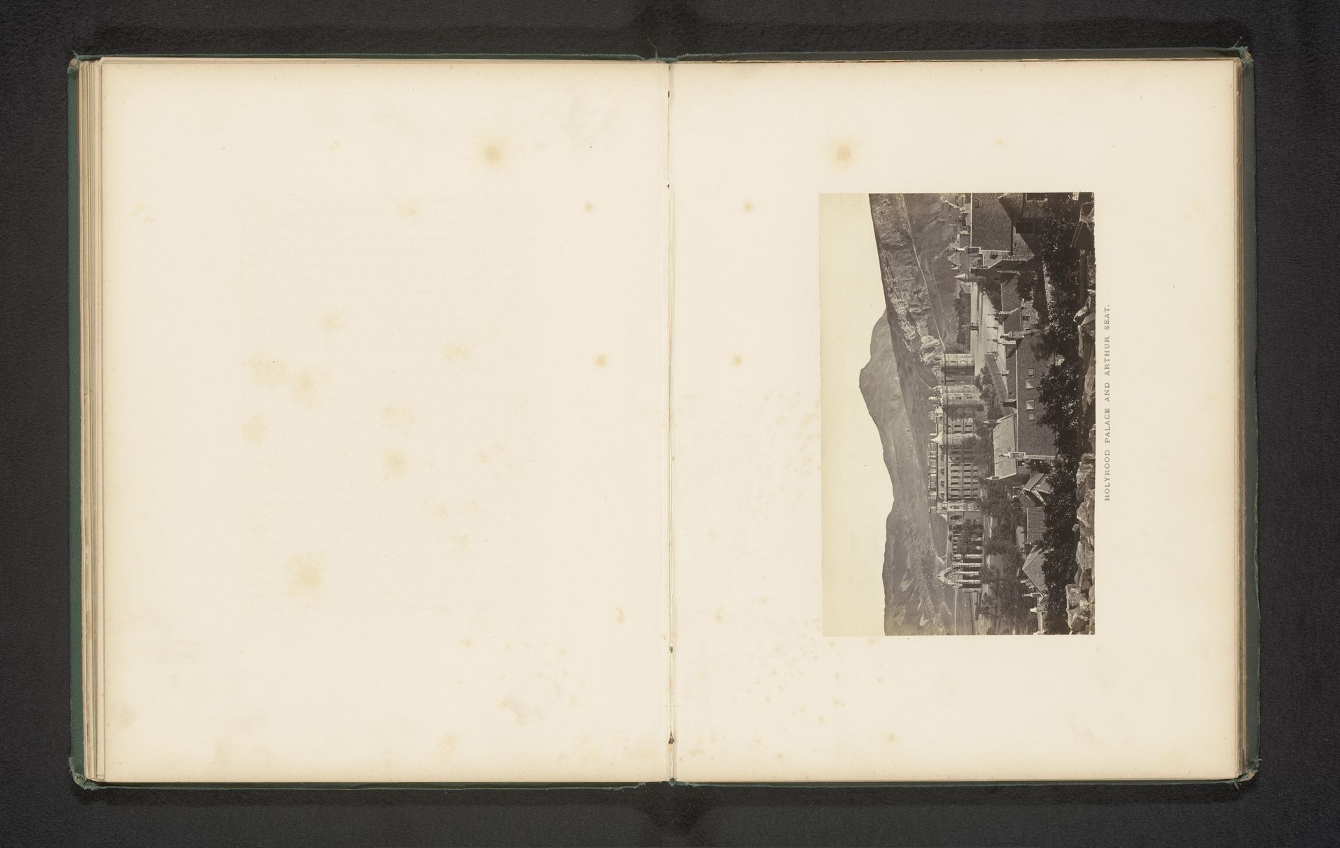 Gezicht op Holyrood Palace en Arthur's Seat by Archibald Burns