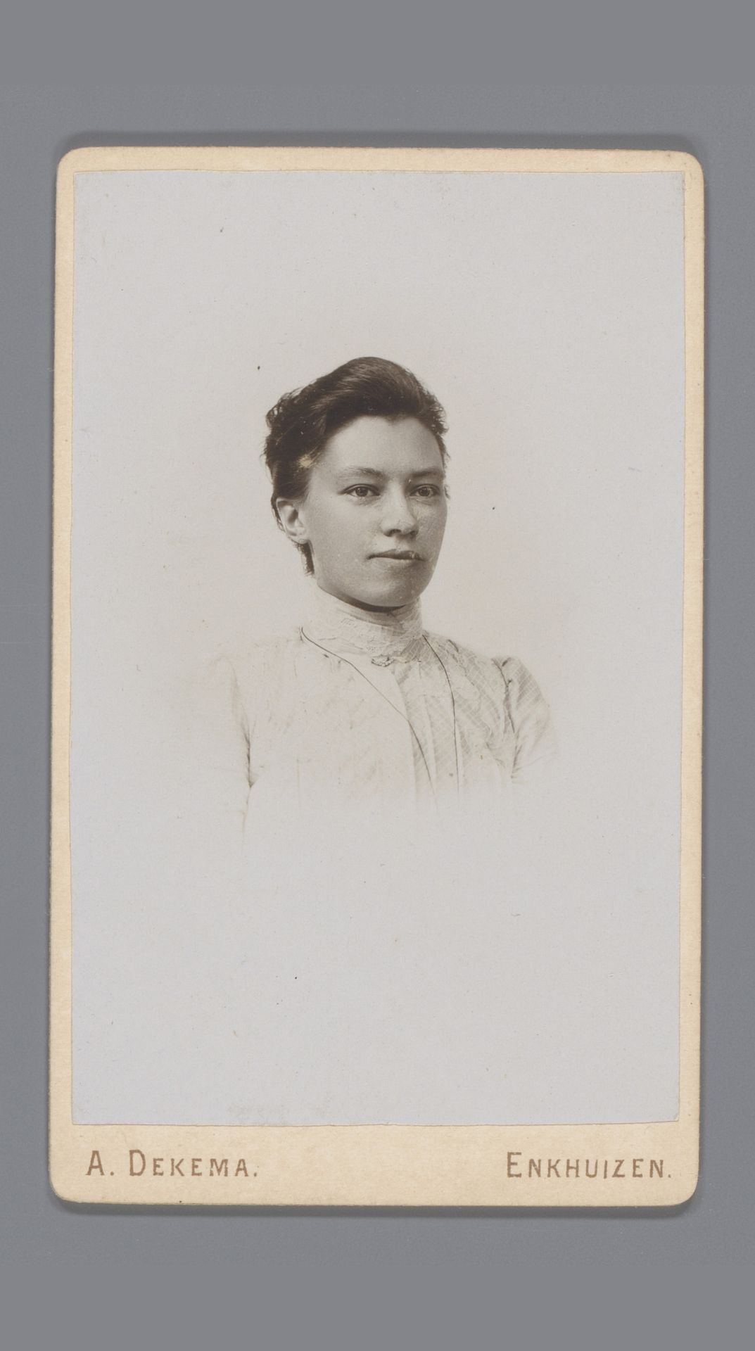 Portret van een onbekende jonge vrouw by Albert Dekema