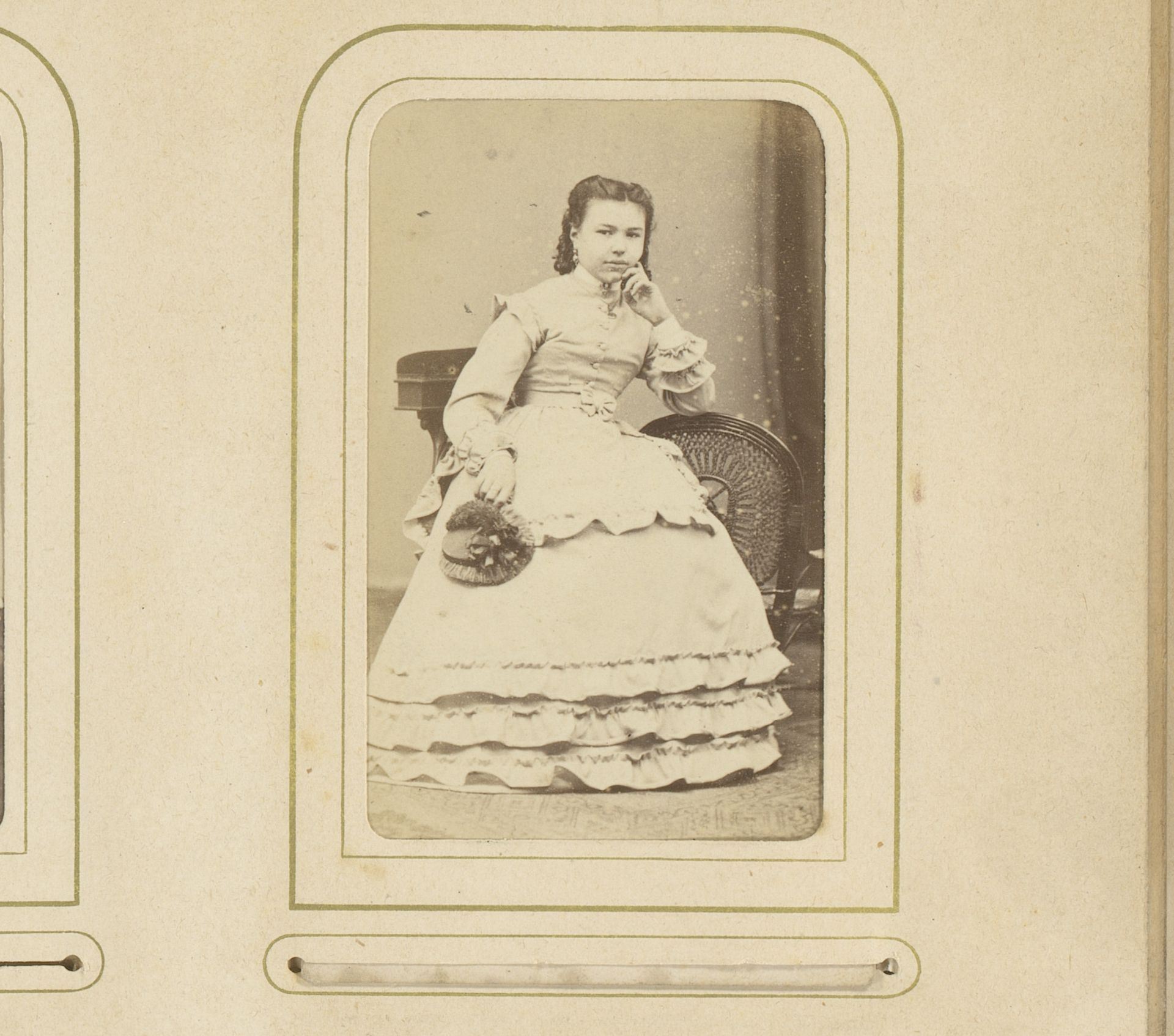 Portret van een zittende jonge vrouw met hoed in de hand by S. van Caspel & Stapert