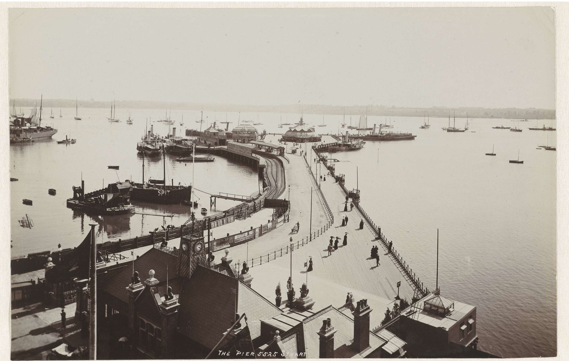 Gezicht op de Royal Pier van Southampton, Engeland by Francis Godolphin Osbourne Stuart
