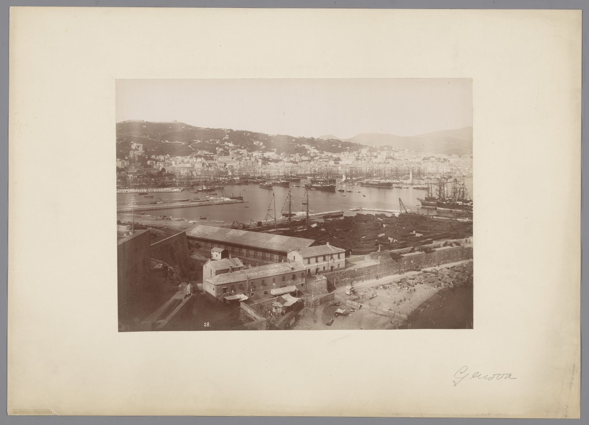 Gezicht op de haven van Genua, Italië by Alfredo Noack