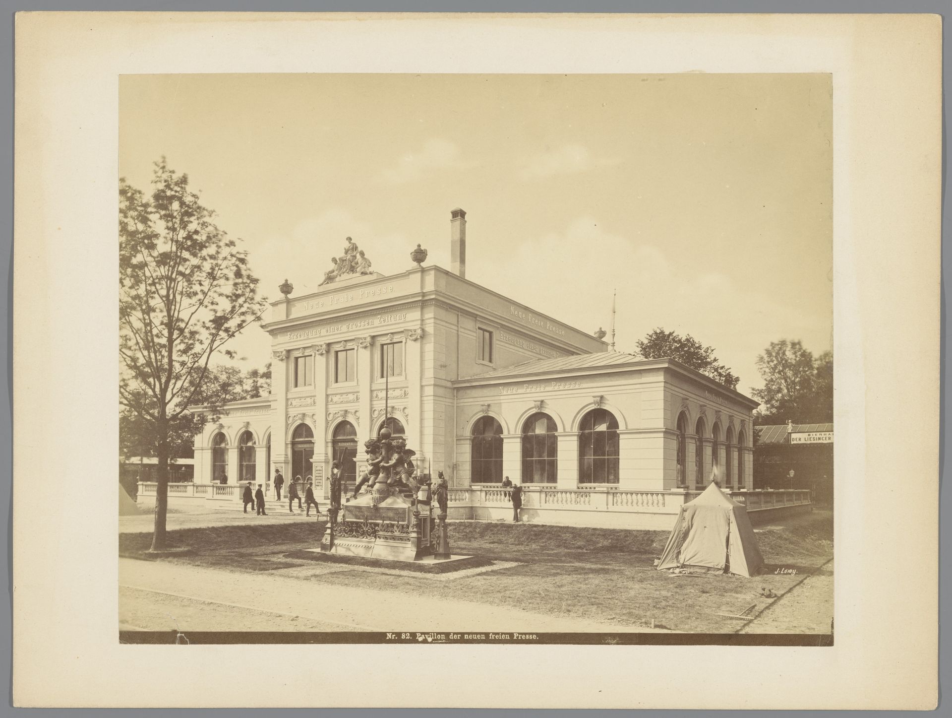 Paviljoen van de Neuen Freien Presse op de Wereldtentoonstelling van 1873 te Wenen by Josef Löwy
