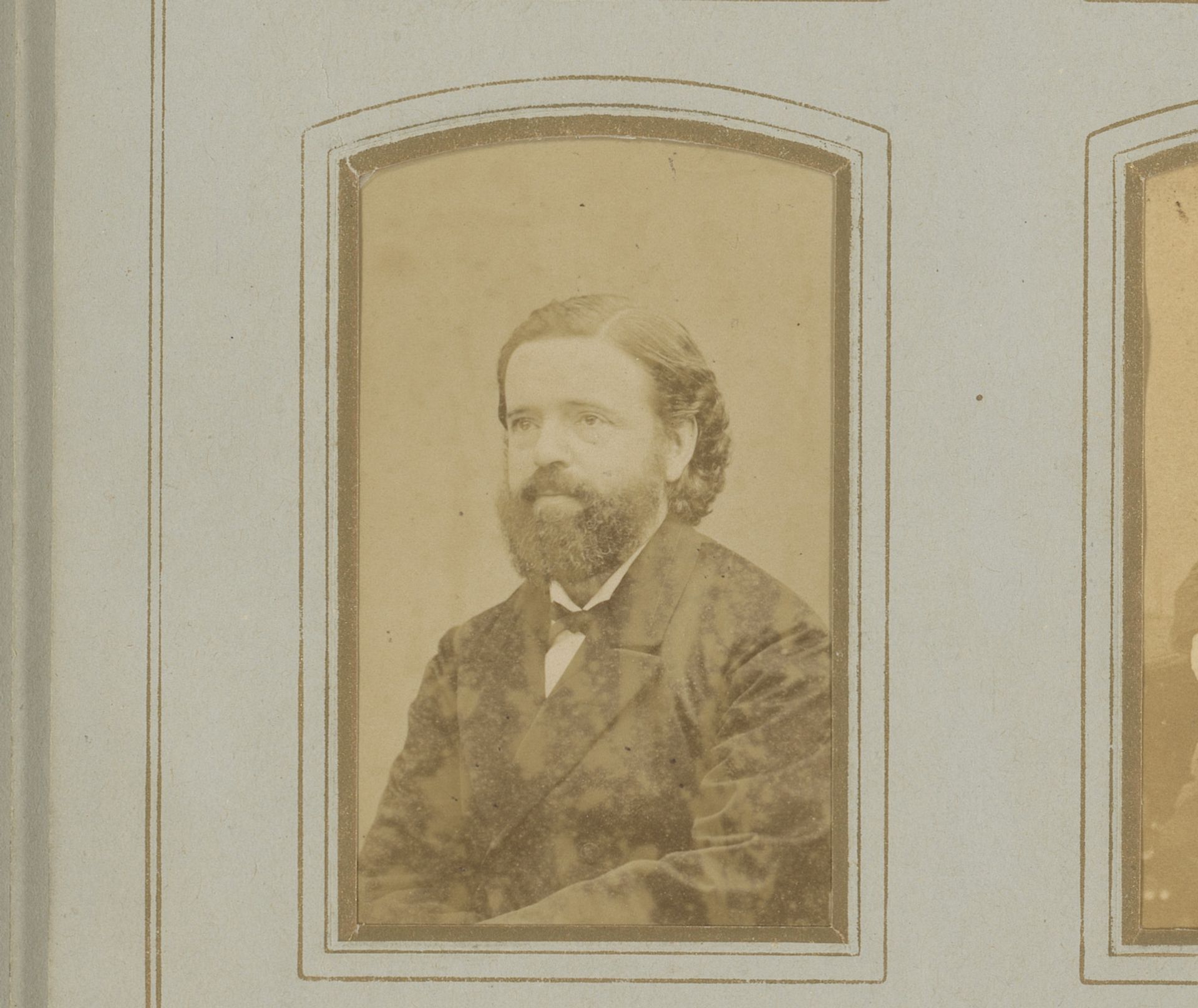 Portret van een man met snor en baard by P. Siewers & Zoon