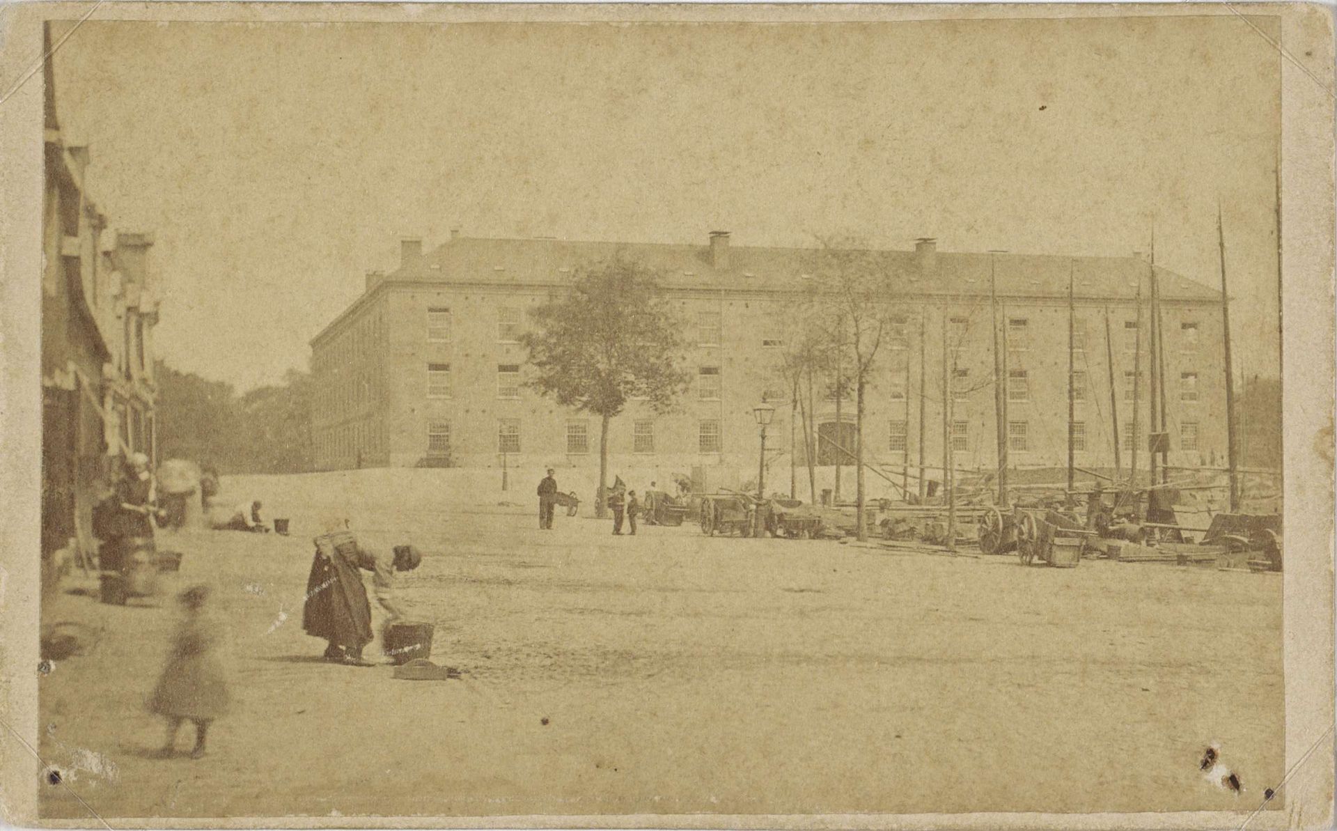 De Prins Frederikkazerne aan de Nieuwekade te Leeuwarden by P. Oosterhuis