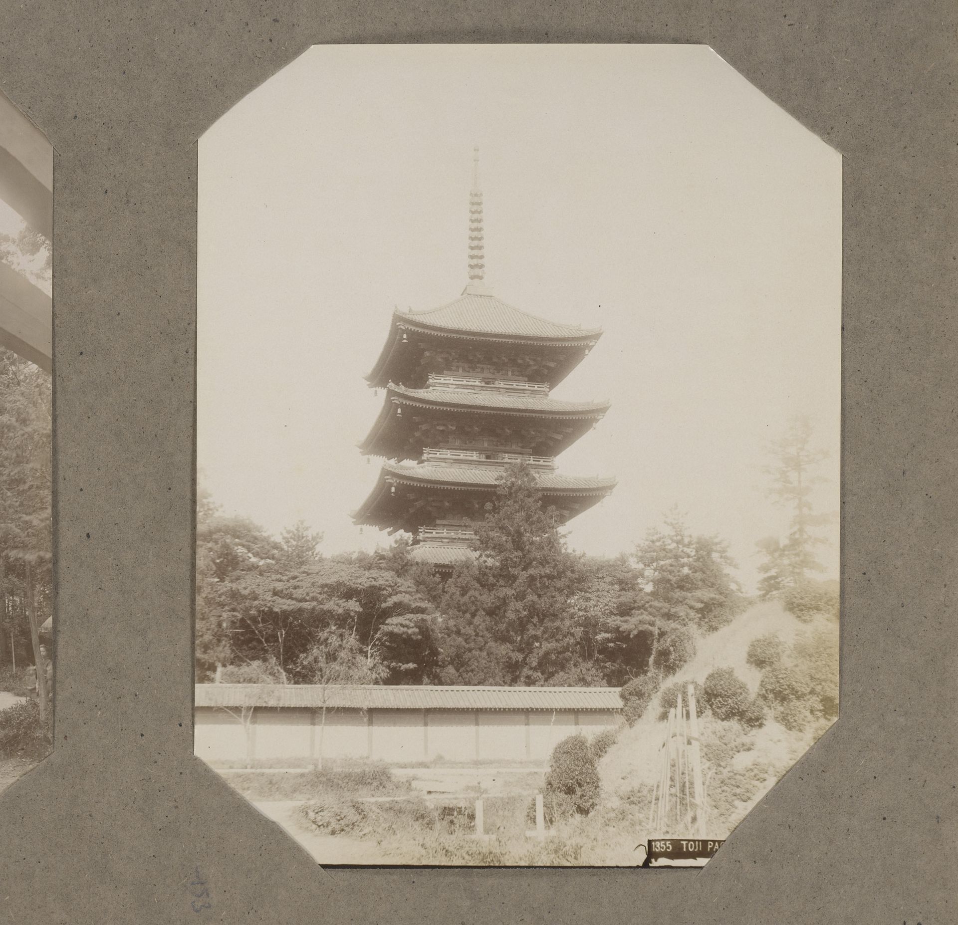 Gezicht op de Toji pagode in Kyoto, Japan by Kusakabe Kimbei