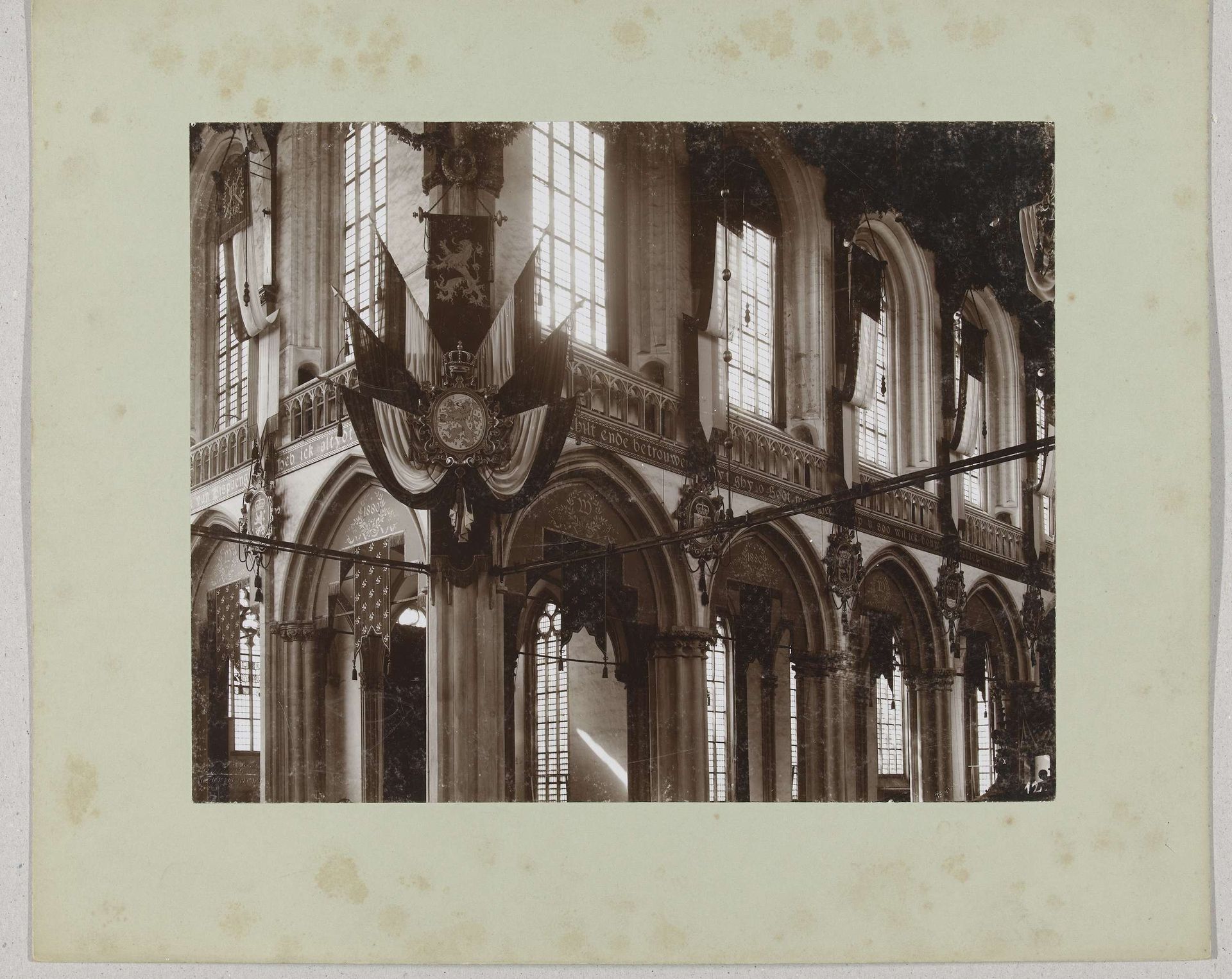 Interieur van de Nieuwe Kerk, Amsterdam, zoals dat was bij de inhuldiging van Wilhelmina als koningin by Sigmund Löw