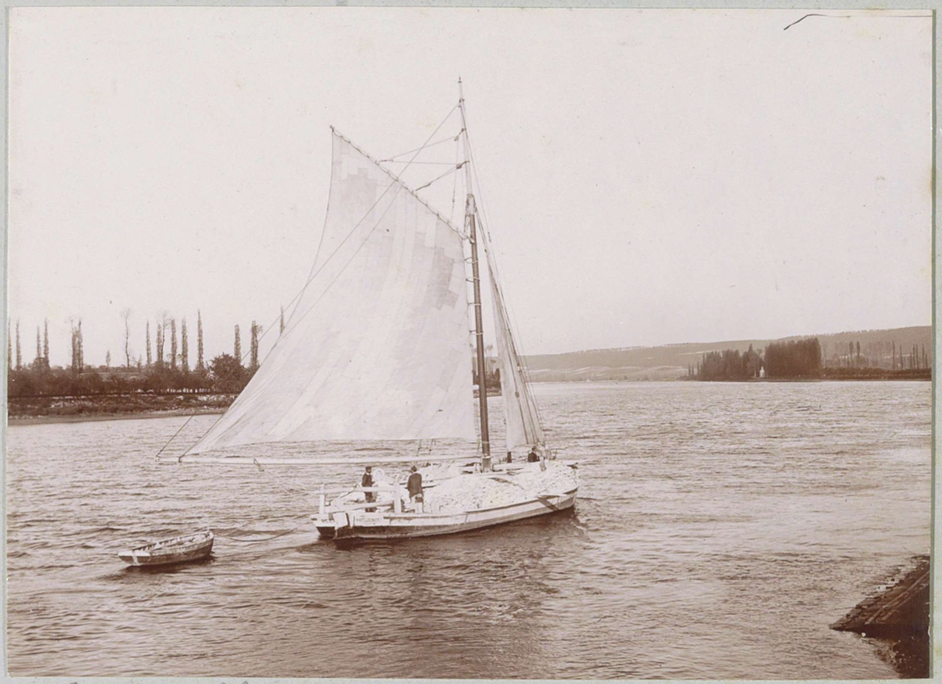 Zeilschip op de Seine in La Bouille bij Rouen by Delizy