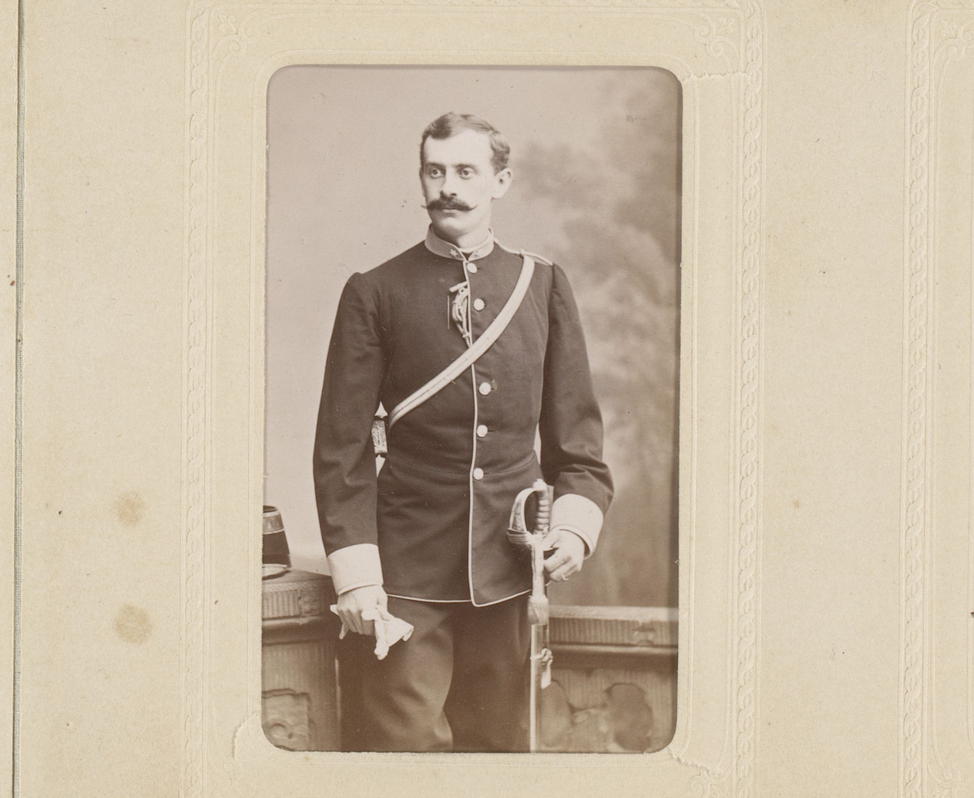 Portret van een staande man in militair uniform met zwaard by H. Fiedler