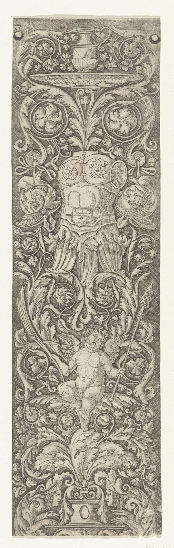 Fragment van kandelaber opgebouwd uit bladranken en putto met palmtak en stokwapen daarboven borstkuras met vaas op schaal by Anonymous