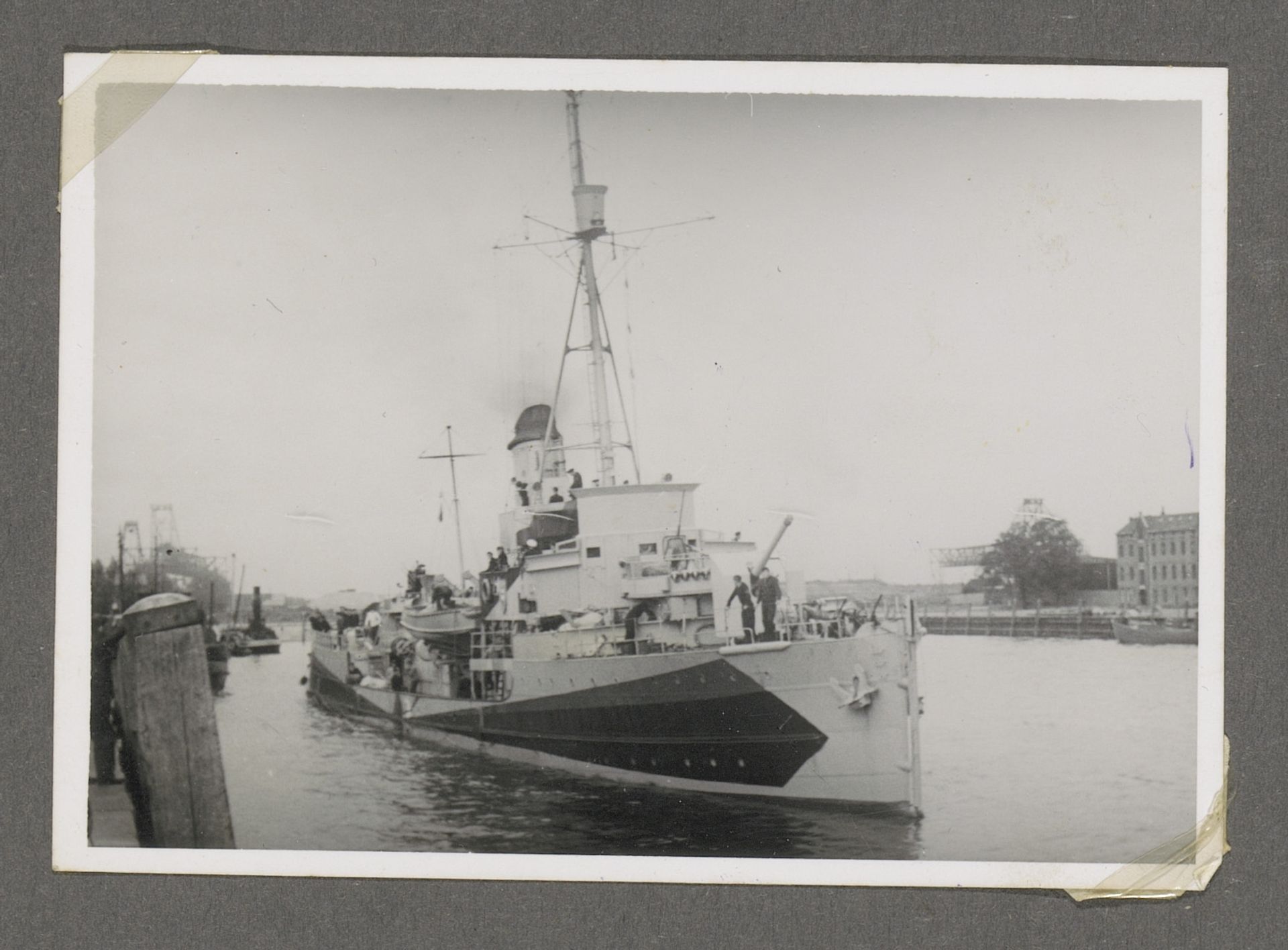 Mijnenveger Alders van de 9. Räumbootsflottille van de Duitse Kriegsmarine in de Nieuwehaven of Koningin Wilhelminahaven te Vlaardingen by Anonymous