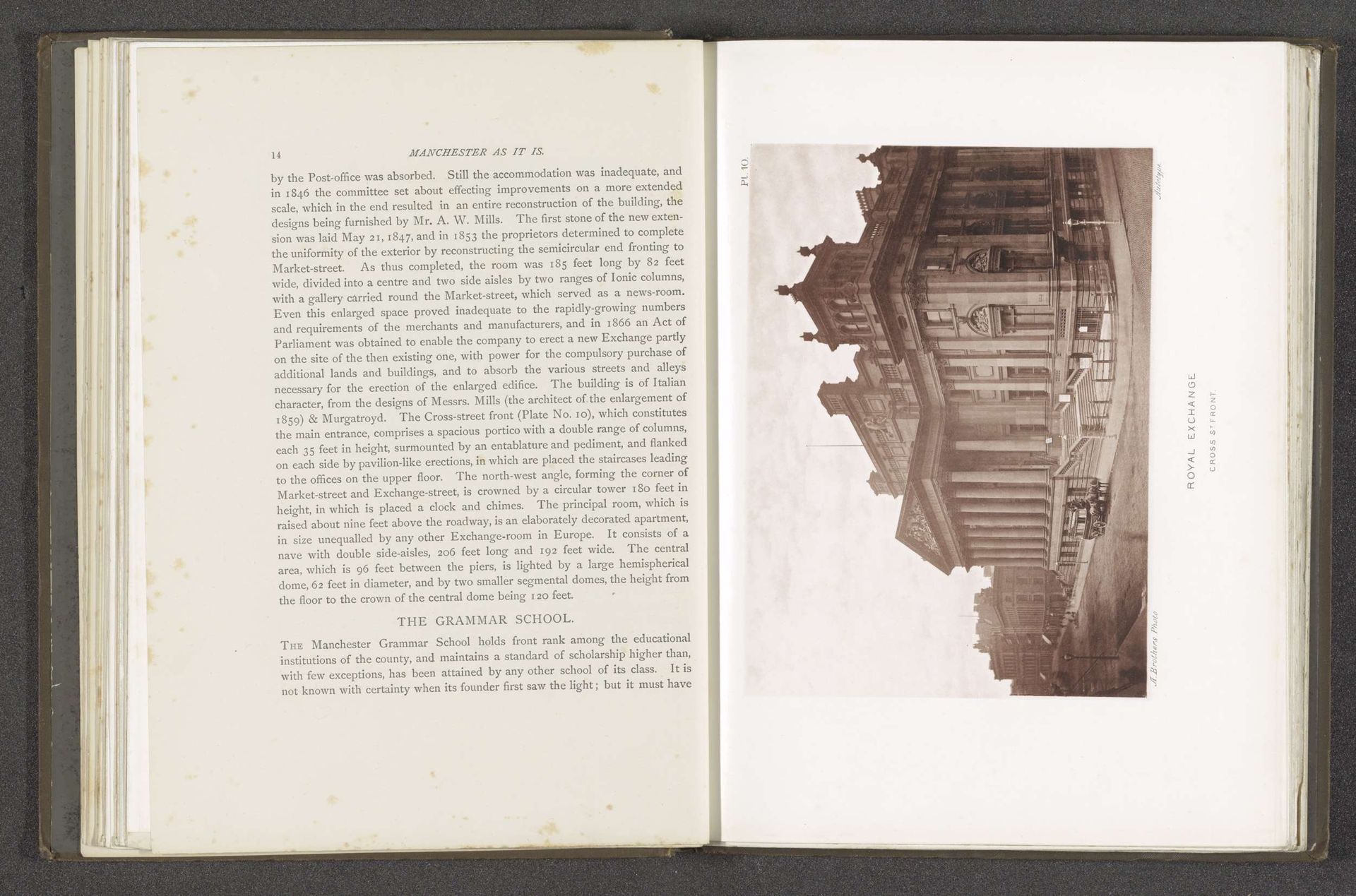 Gezicht op de Royal Exchange in Manchester by Alfred Brothers