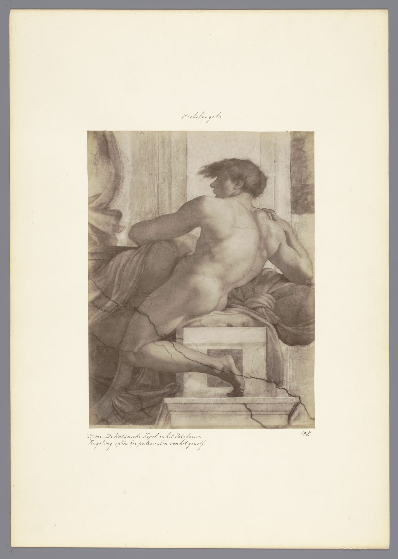 Fotoreproductie van een detail van het fresco door Michelangelo in de Sixtijnse Kapel in Rome, voorstellend een man op een sokkel by Anonymous