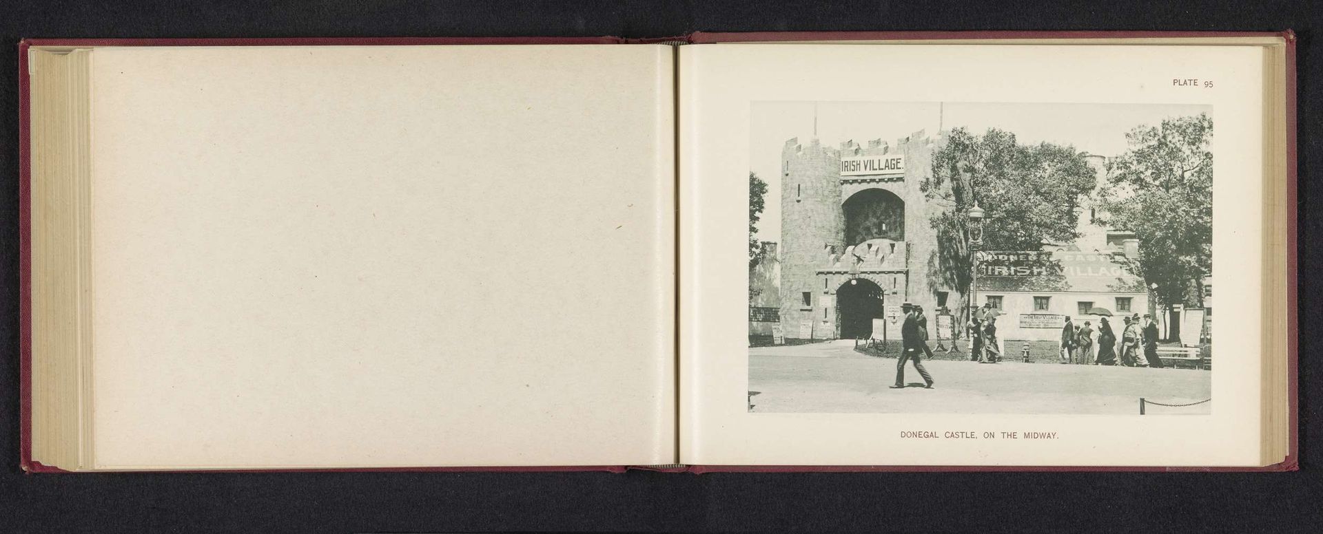 Gezicht op de bijdrage van Ierland met een replica van het Donegal Castle op de World's Columbian Exposition in Chicago in 1893 by Charles Dudley Arnold
