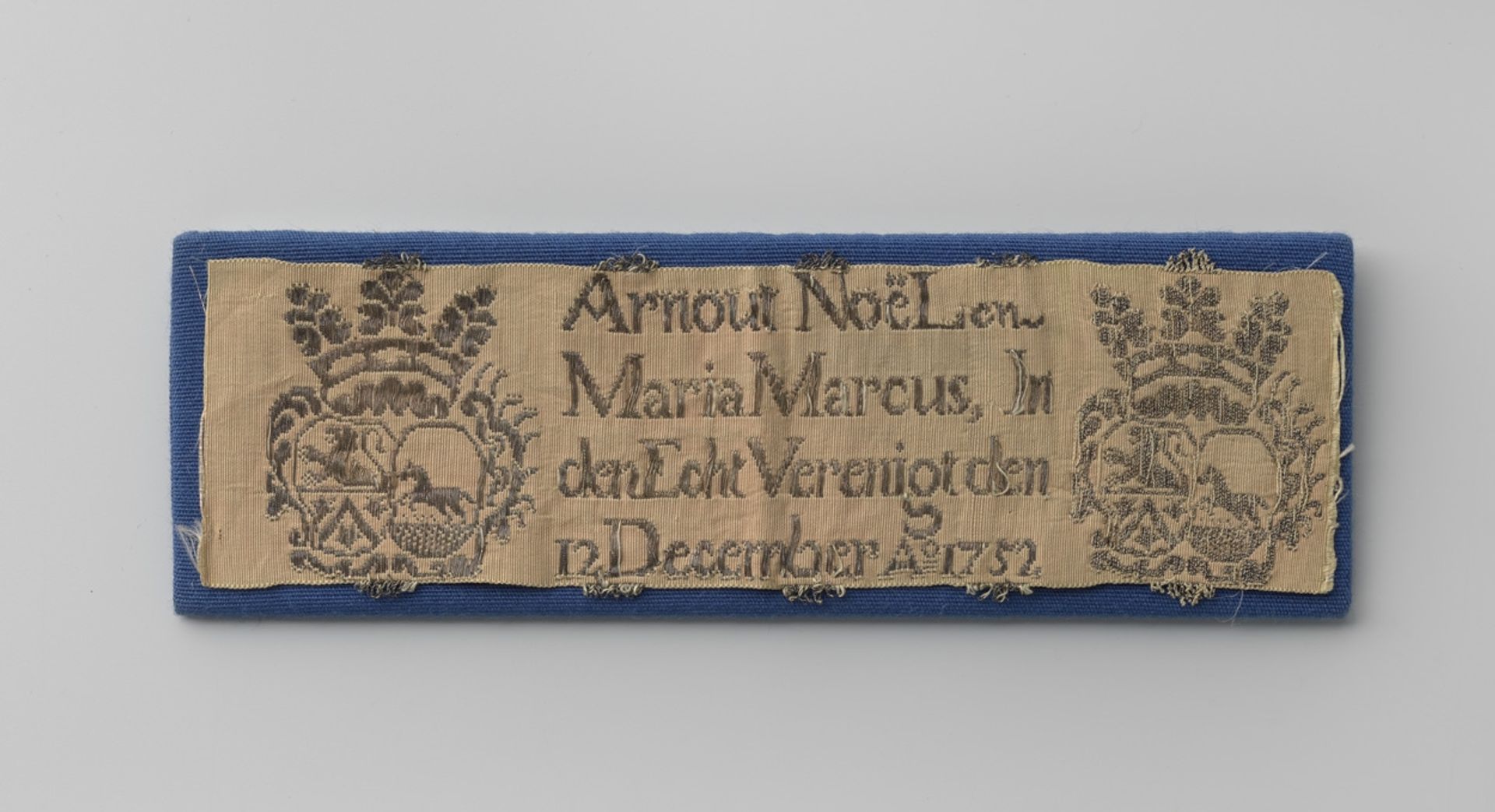 Bruidslint van roze ripszijde waarin met zilverdraad geweven twee gekroonde alliantiewapens en 'Arnout Noel en/ Maria Marcus, In/ den Echt verenigt den/ 12 December Ao 1752', afgezet met troetels van zilverdraad by Aernoud & Francois Noël
