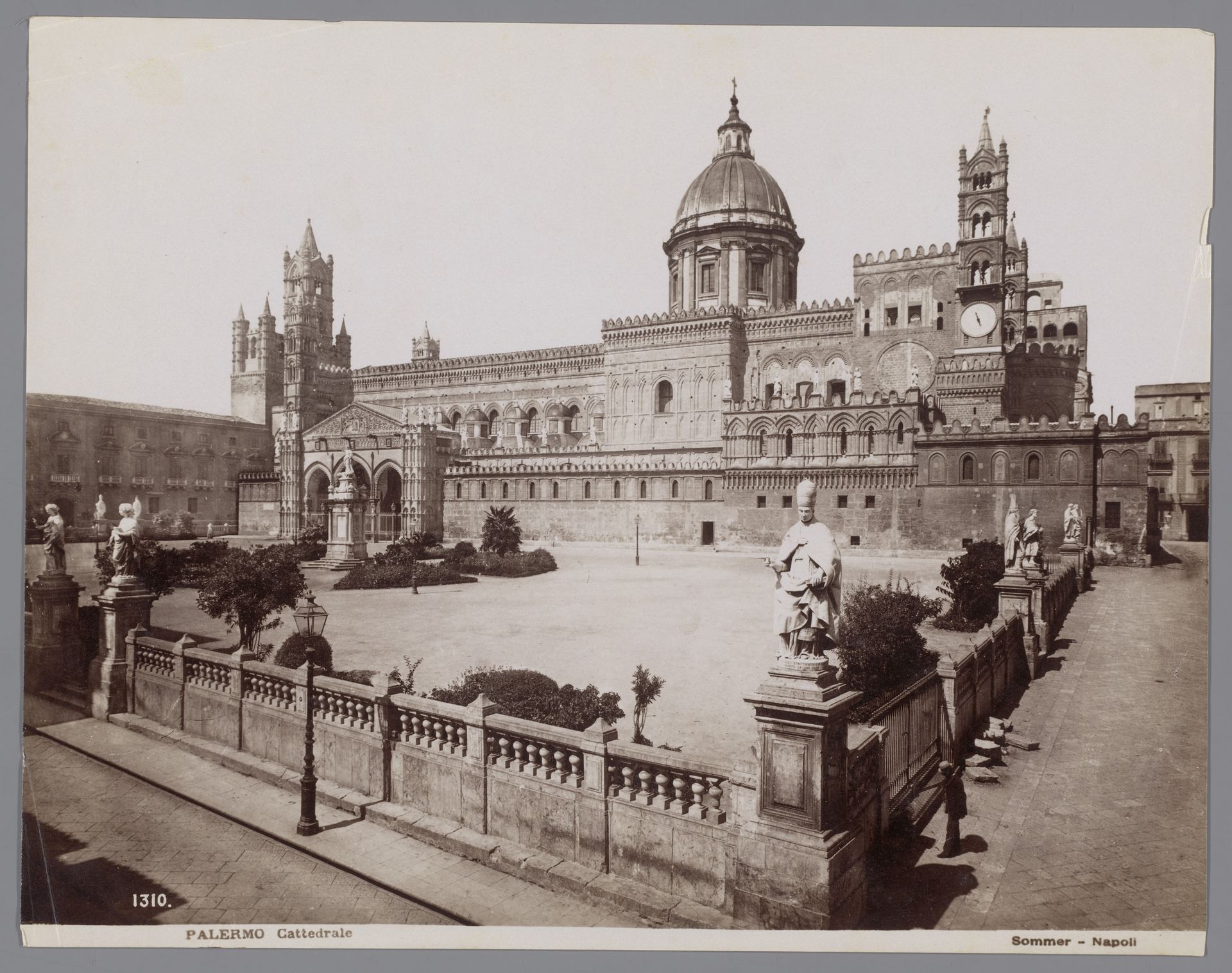 Gezicht op de kathedraal van Palermo by Giorgio Sommer