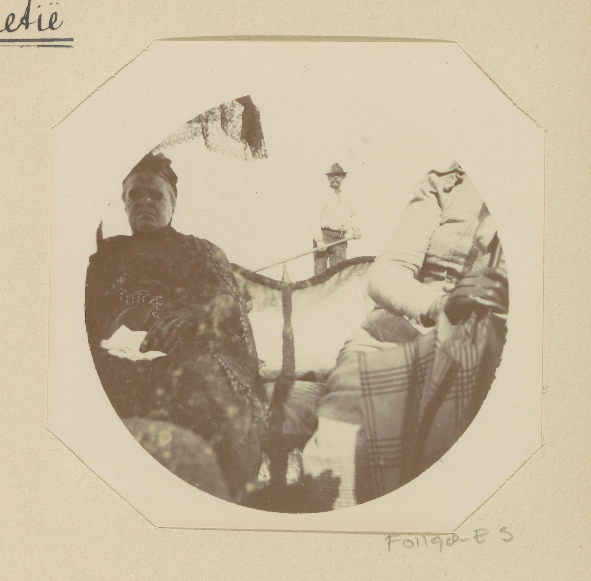 Portret van Lucia Wilhelmina Piek-Jolles naast een onbekende vrouw in een gondel in Venetië, achterin de gondelier by Johanna Margaretha Piek